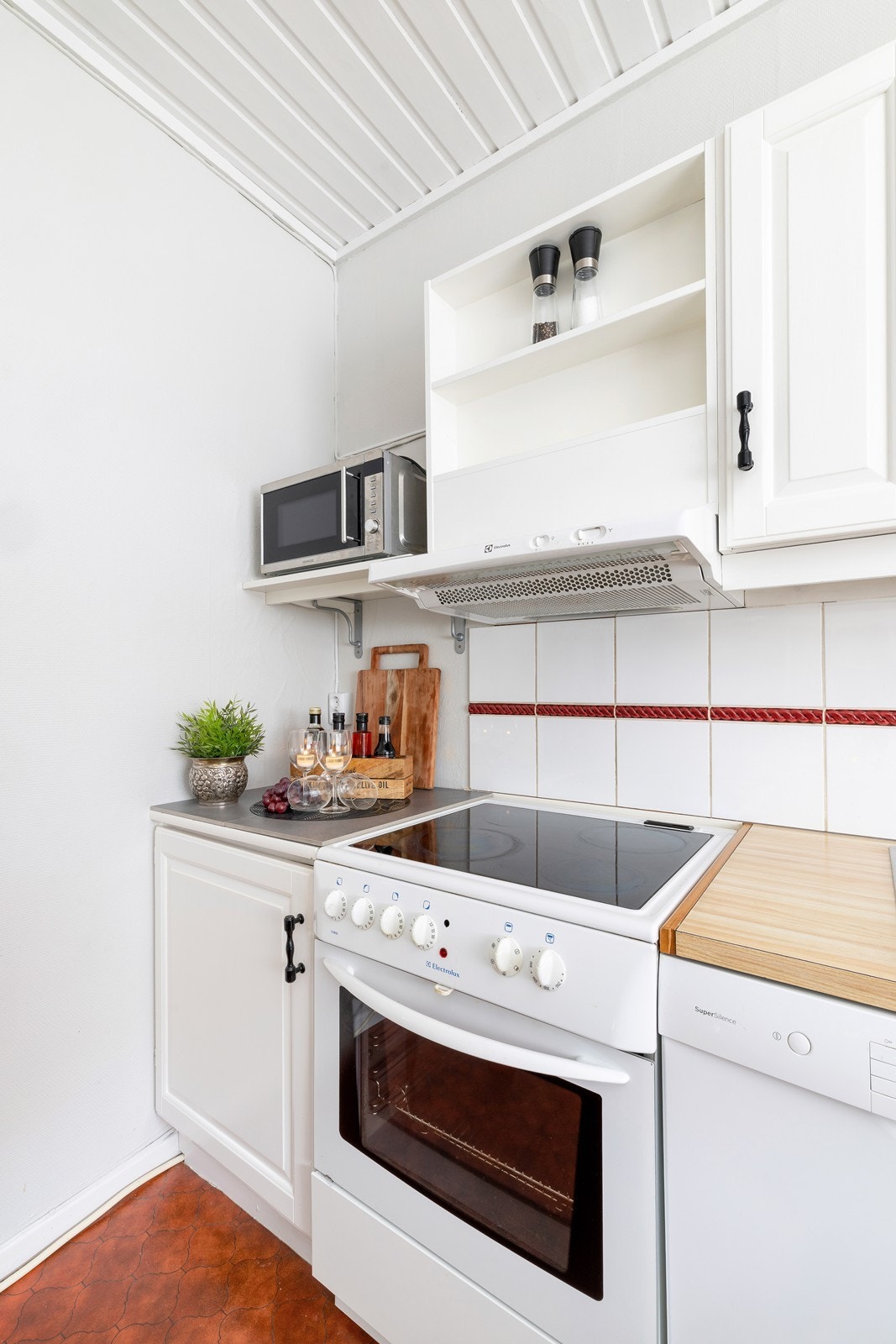 Hvitevarer medfølger: Kjøl/Frys, komfyr og oppvaskmaskin Galleribilde