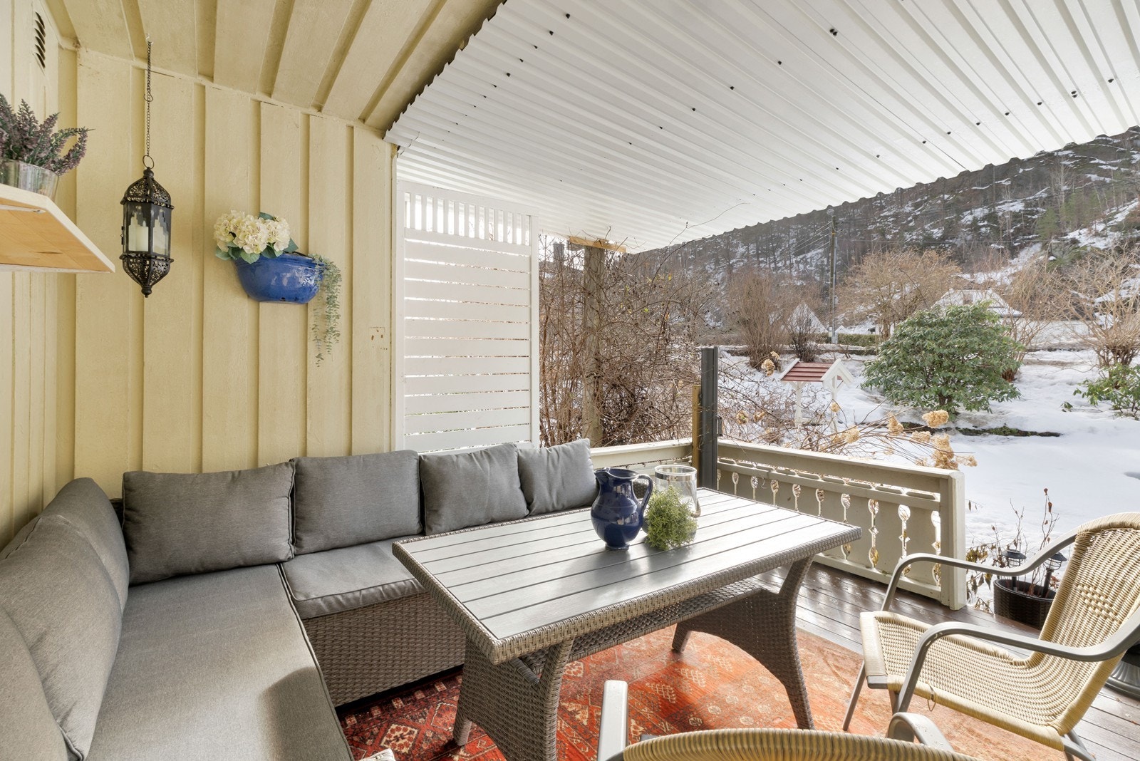 Hyggelig uteplass med videre adkomst til hagen Galleribilde