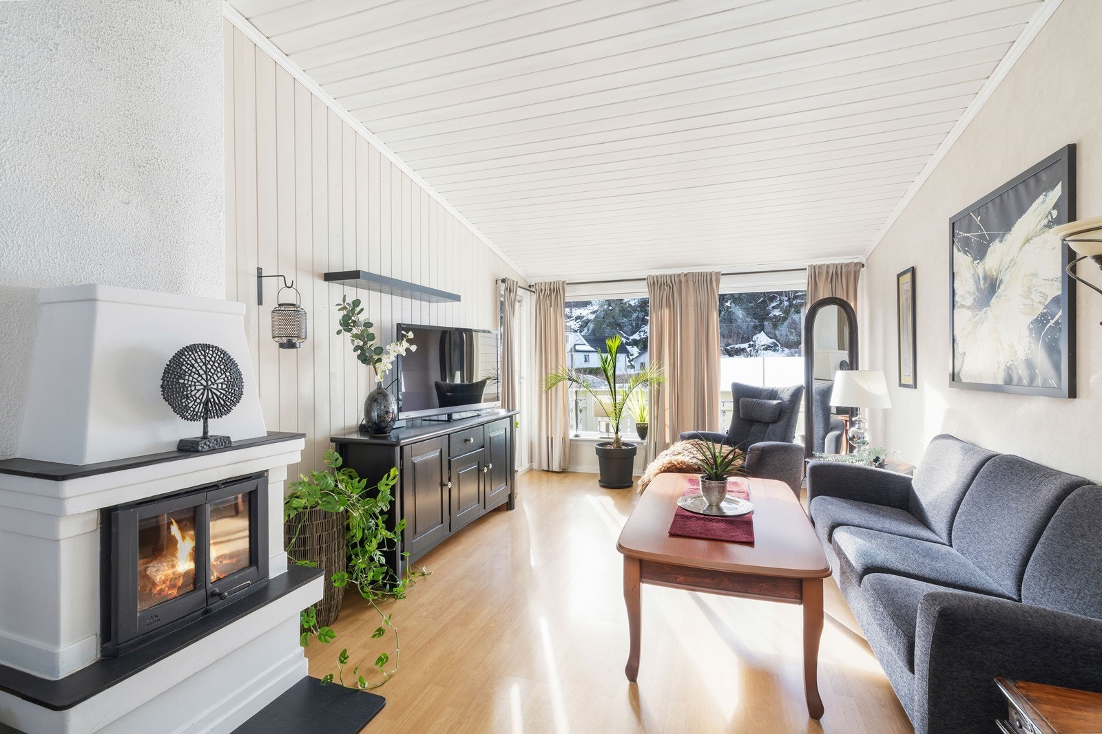 Romslig stue med god takhøyde Galleribilde