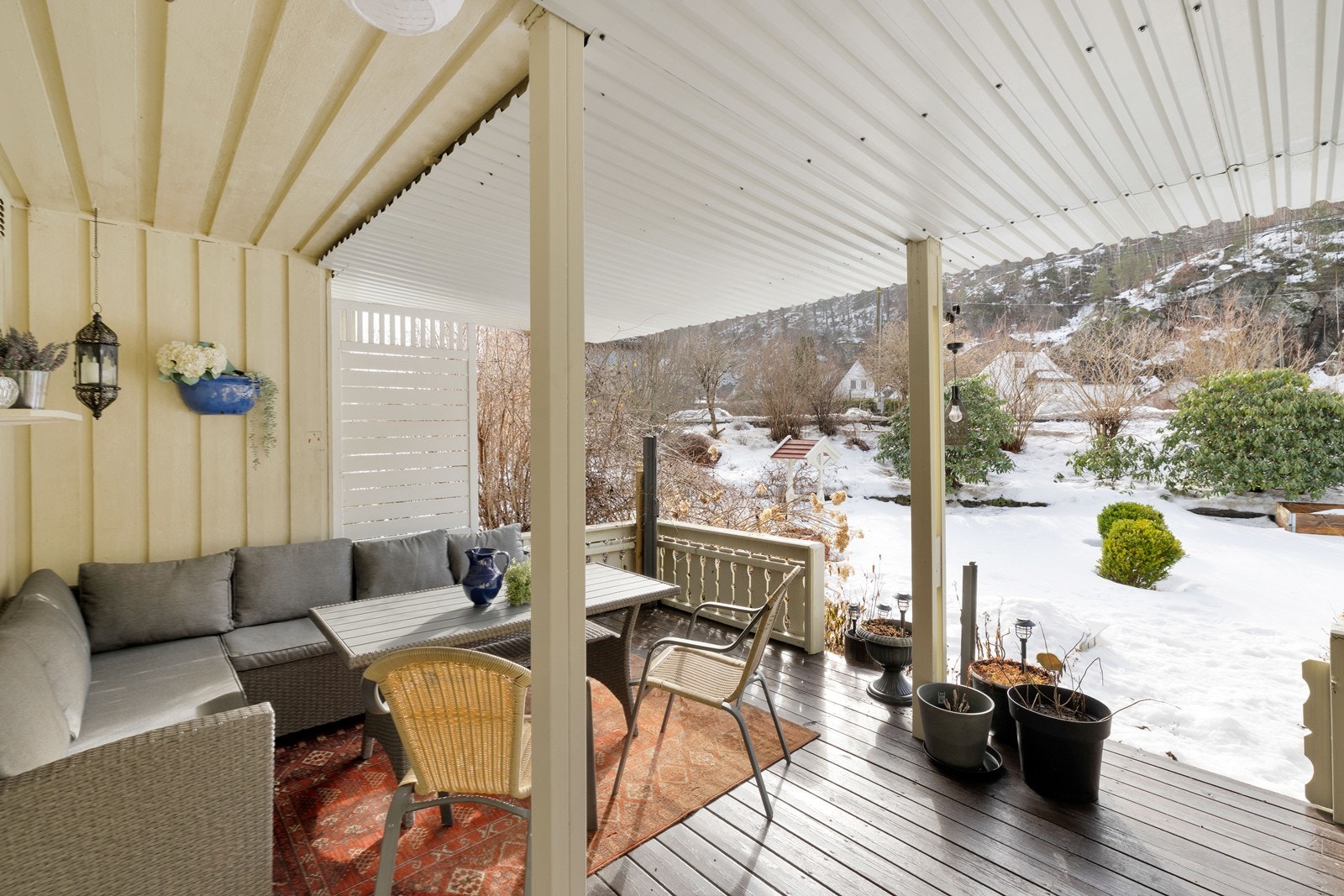 Fine uteplasser både på bakkeplan og ut fra stue i 2. etg. Galleribilde