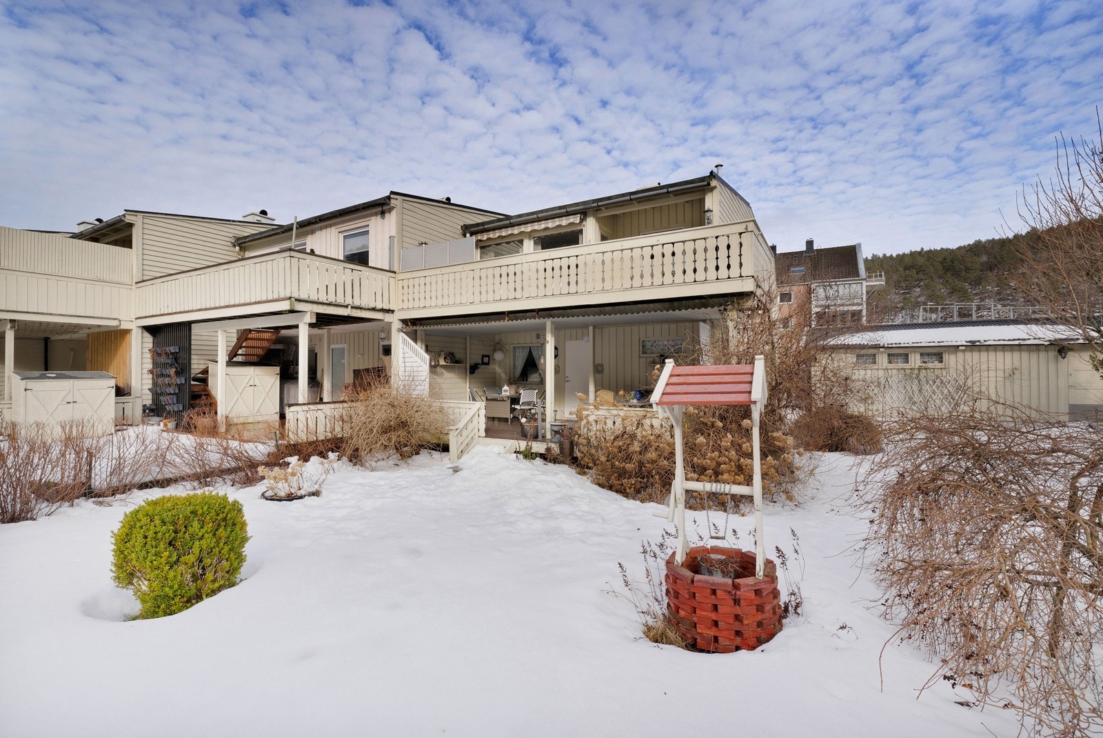 Nydelig opparbeidet skjermet hjørnetomt med meget solrik hage Galleribilde