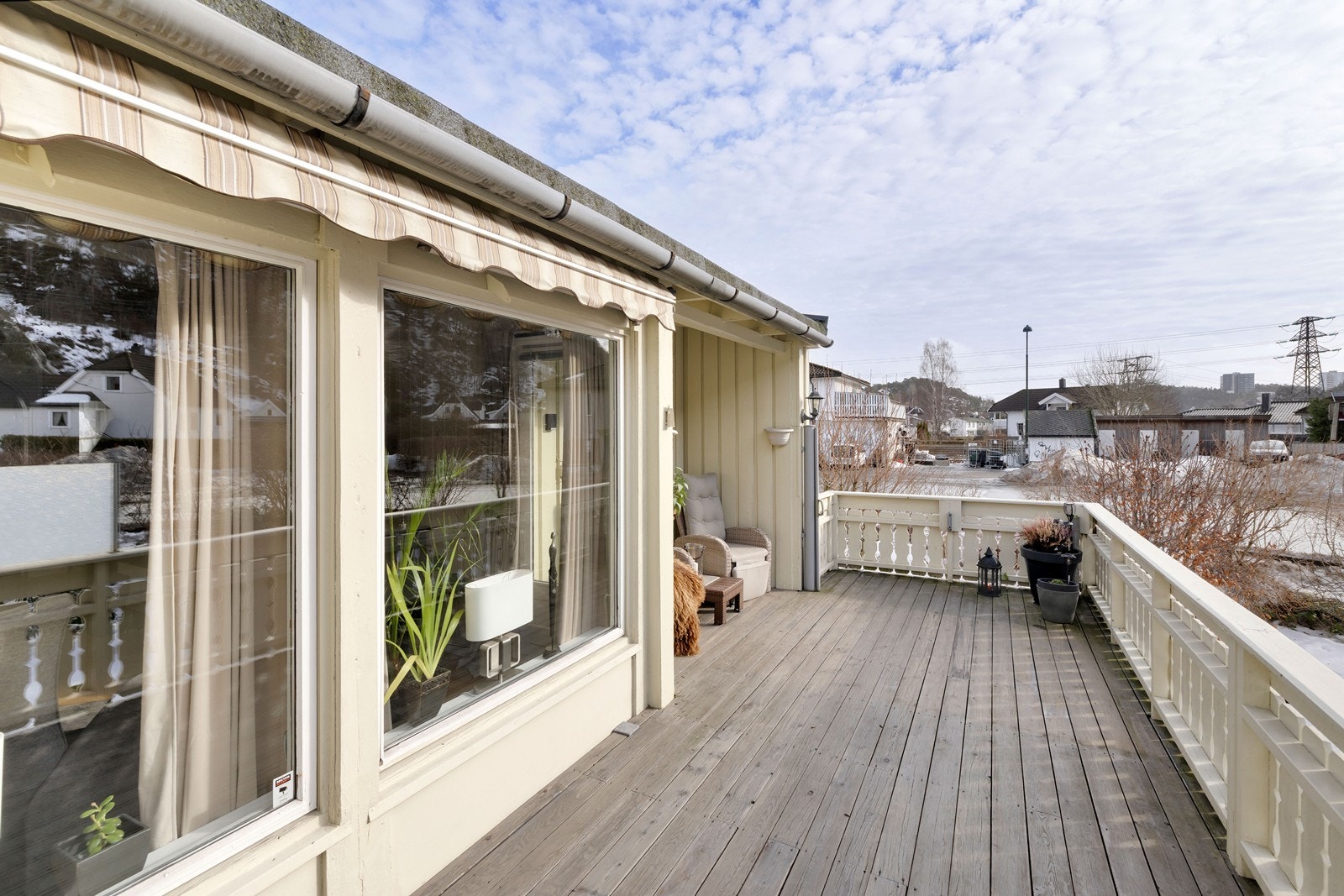 Solrik veranda med markise for solskjerming når man ønsker det Galleribilde