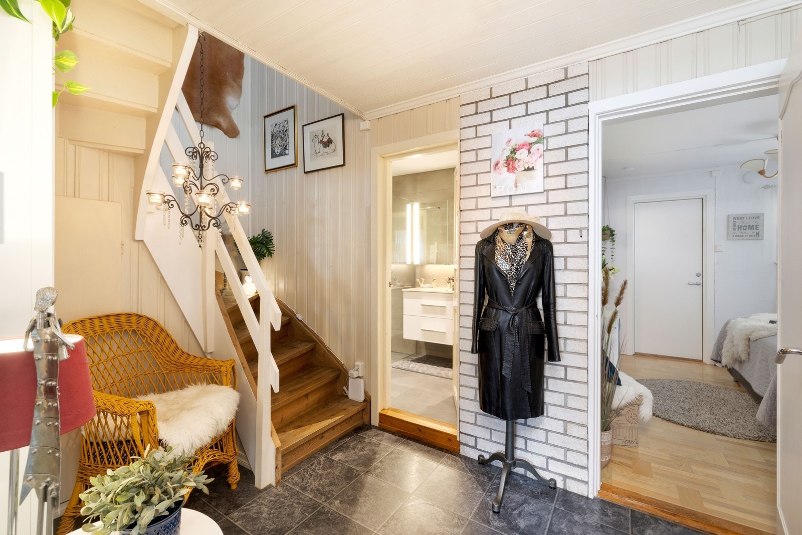 Hall med kott under trapp Galleribilde