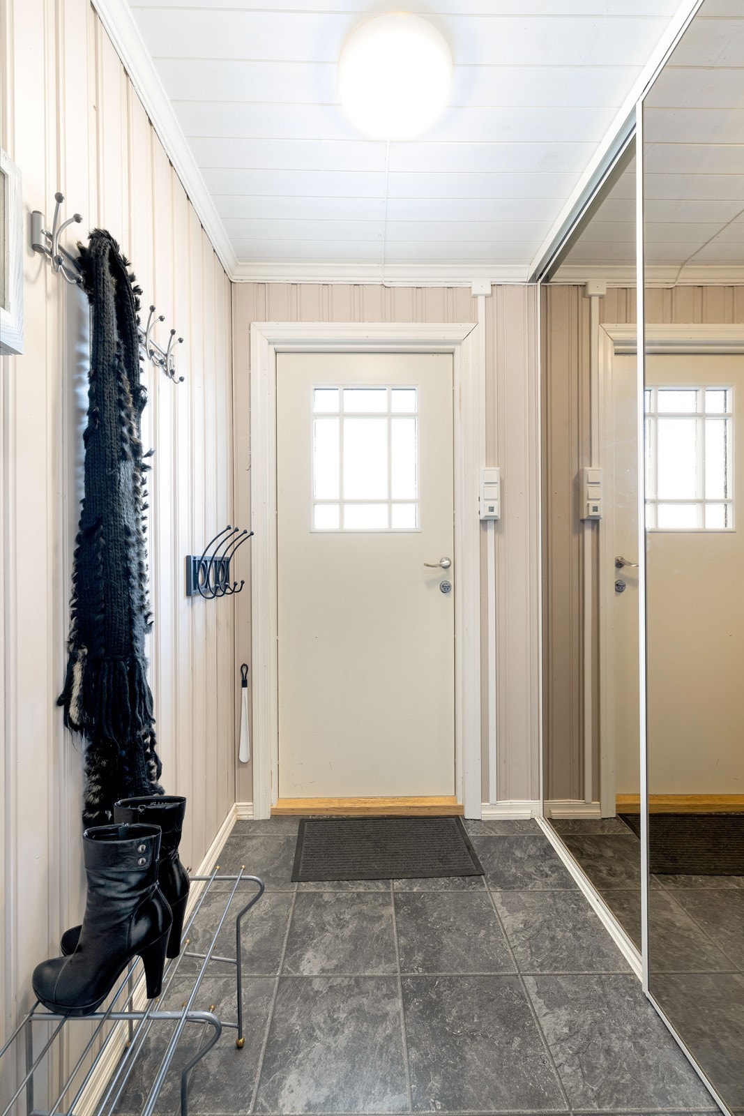 Trivelig vindfang med varmekabler i gulv Galleribilde