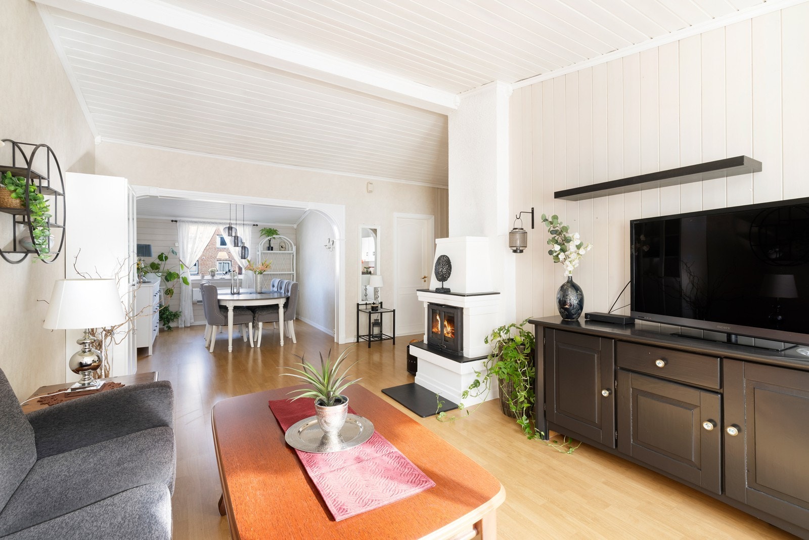 Åpen løsning mellom stue og spisestue Galleribilde