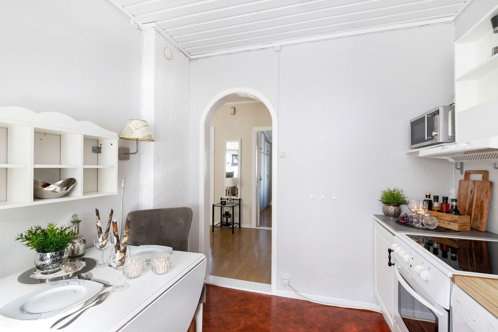 Det er plass til spisebord på kjøkkenet Galleribilde