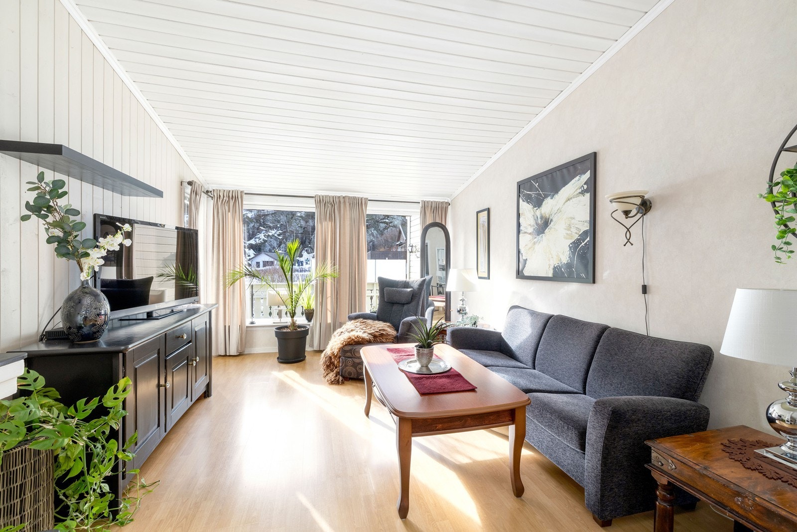 Fra stuen er det utgang til veranda Galleribilde