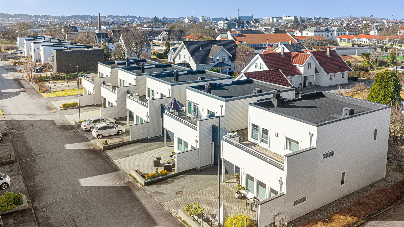 Svært barnevennlig område med umiddelbar nærhet til lekeplass, Rossabø barneskole (1. - 7. klasse) og Rossabø FUS aktivitetsbarnehage Galleribilde