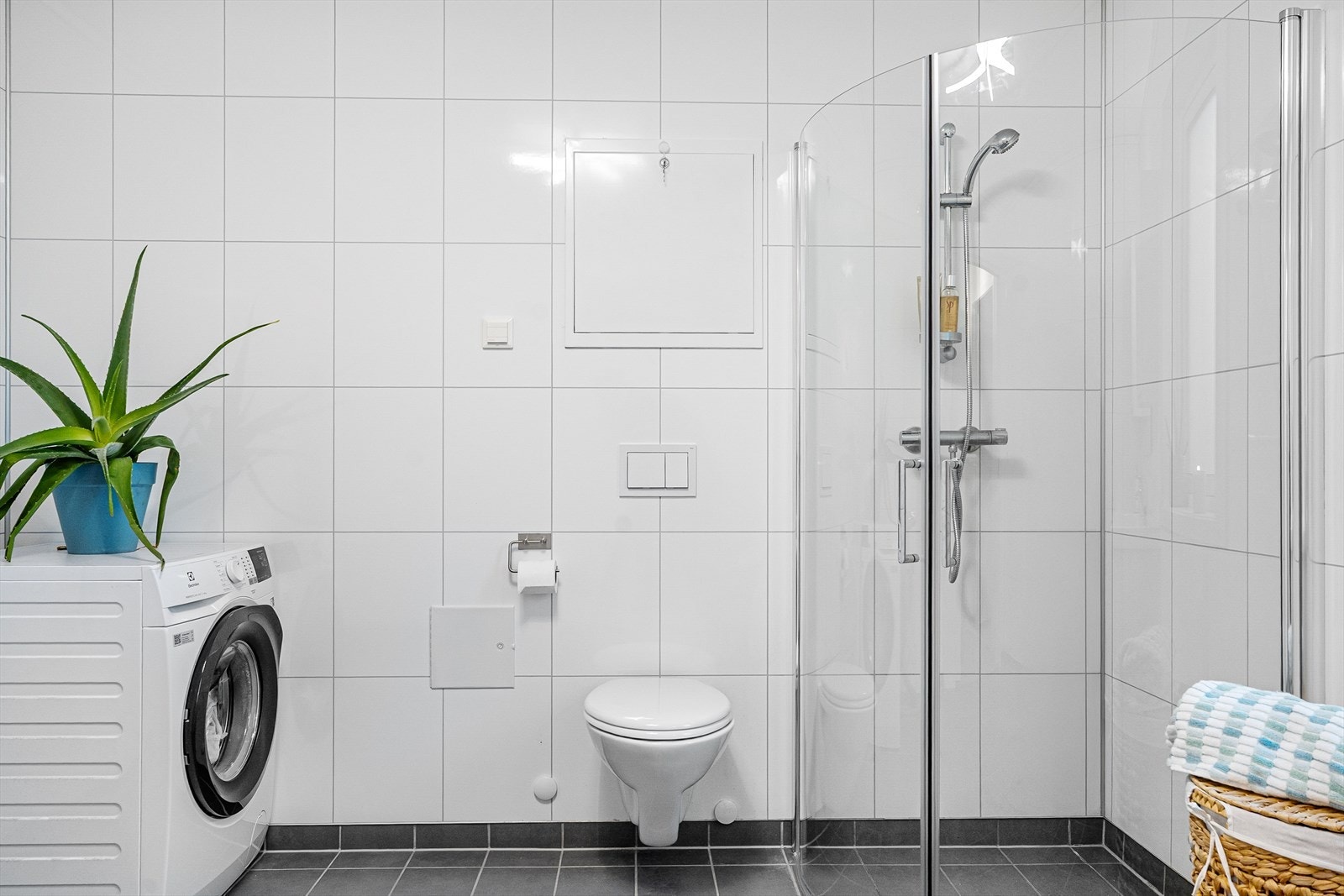 Pent og praktisk bad/vaskerom med flislagt gulv. Galleribilde