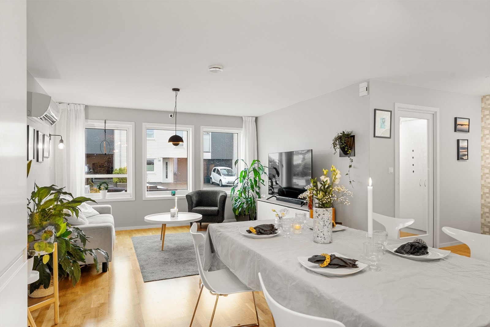 Gode møbleringsmuligheter med god plass til spisebord og sofagruppe Galleribilde