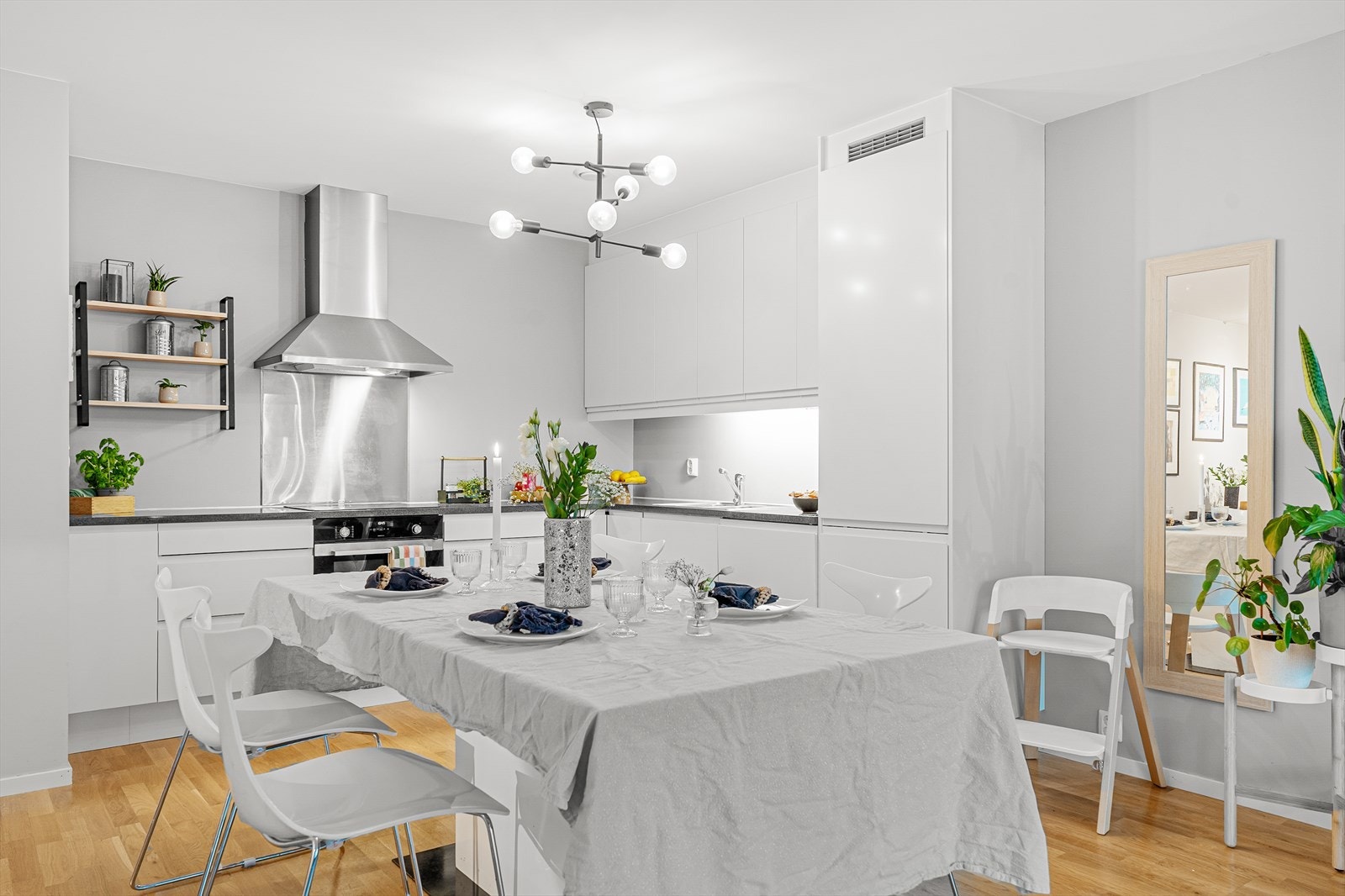 Delikat kjøkken med integrerte hvitevarer - Oppvaskmaskin, stekeovn, koketopp og kjøleskap Galleribilde