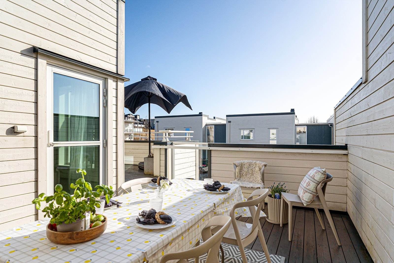 Terrassen er sørvendt med gode solforhold Galleribilde