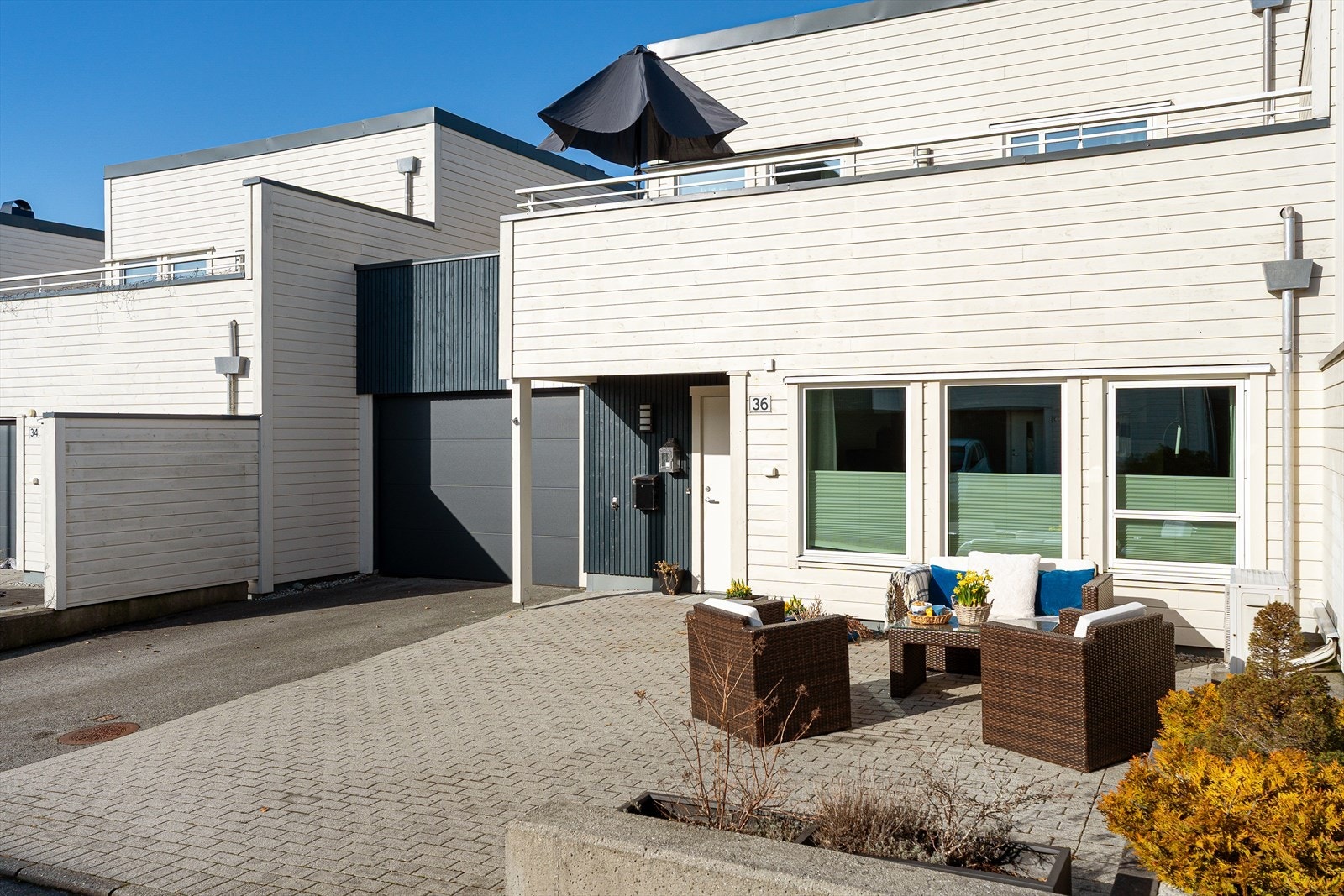 Gode parkeringsmuligheter i egen garasje samet eget gårdsrom Galleribilde