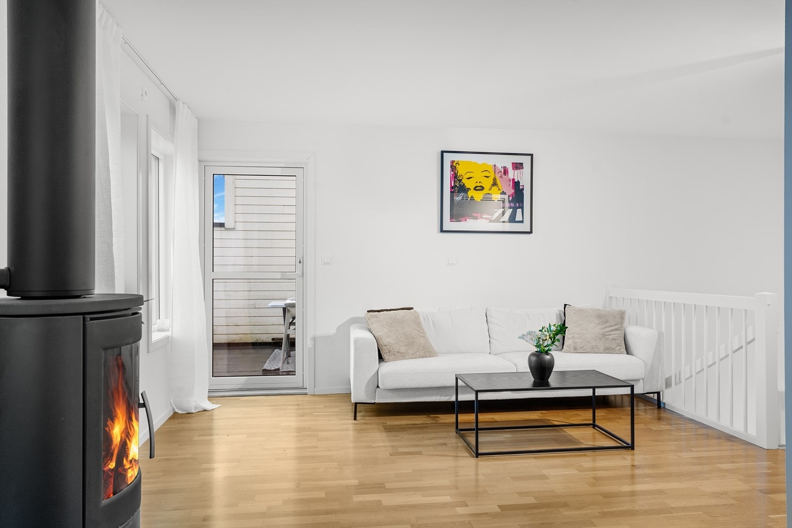 Utgang til herlig veranda med gode møbleringsmuligheter Galleribilde