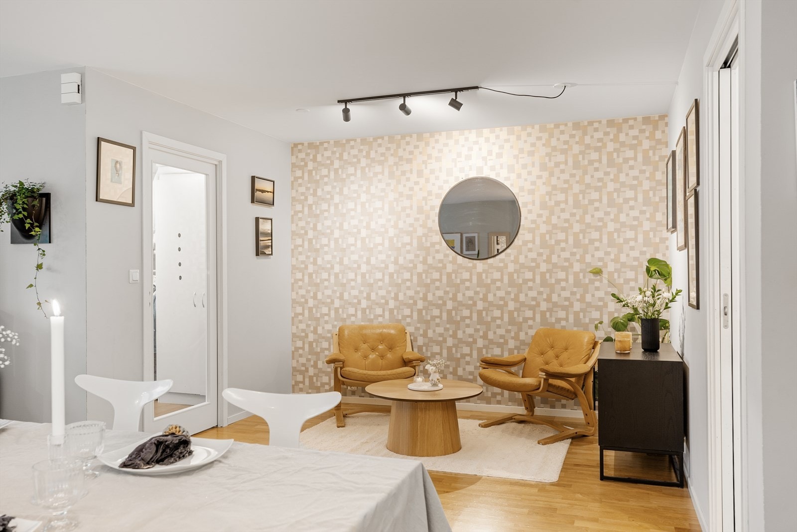 Delikate farge- og materialvalg er gjennomgående i stuen Galleribilde