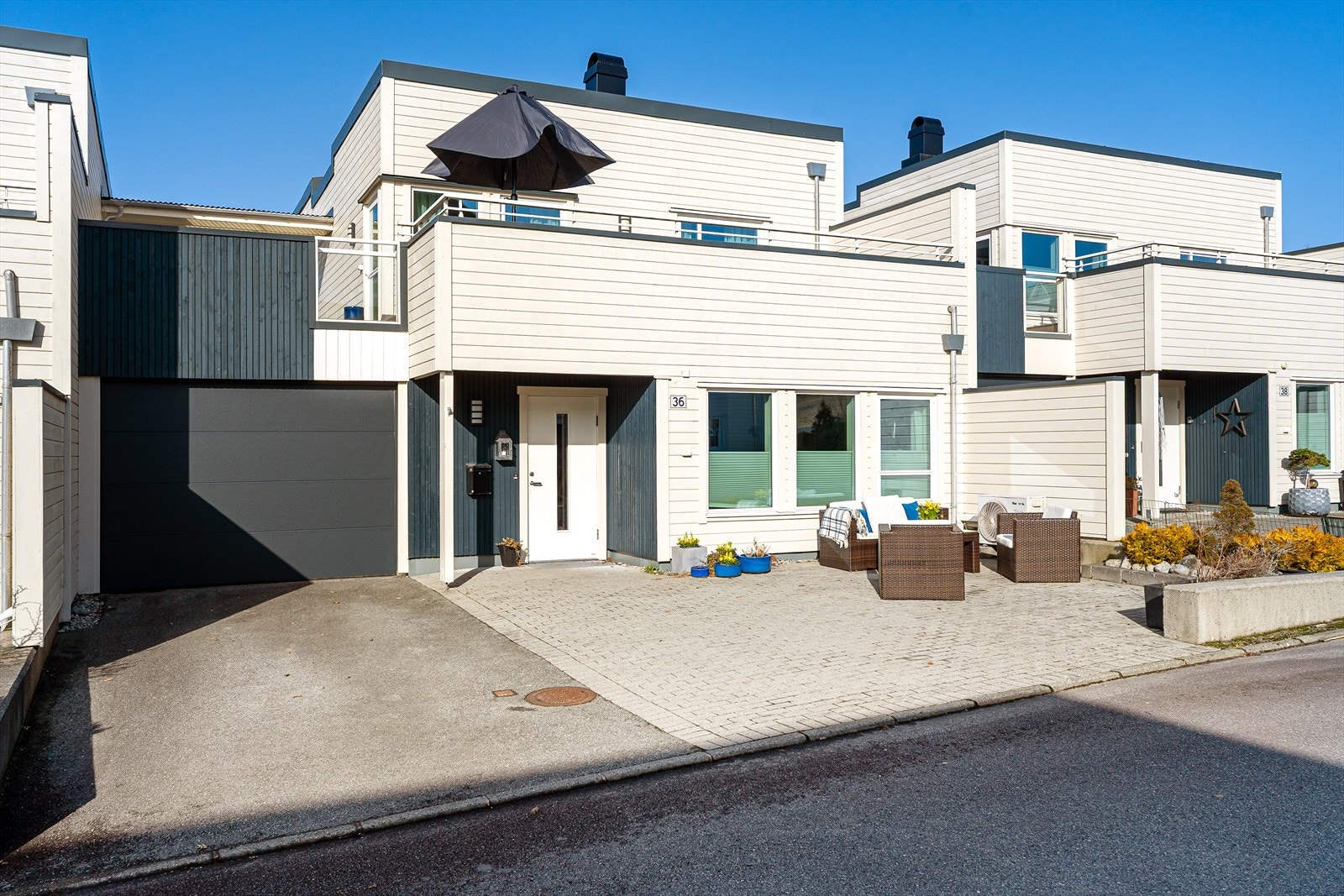 Tomten er flott opparbeidet med belegningsstein og asfaltert gårdsrom Galleribilde