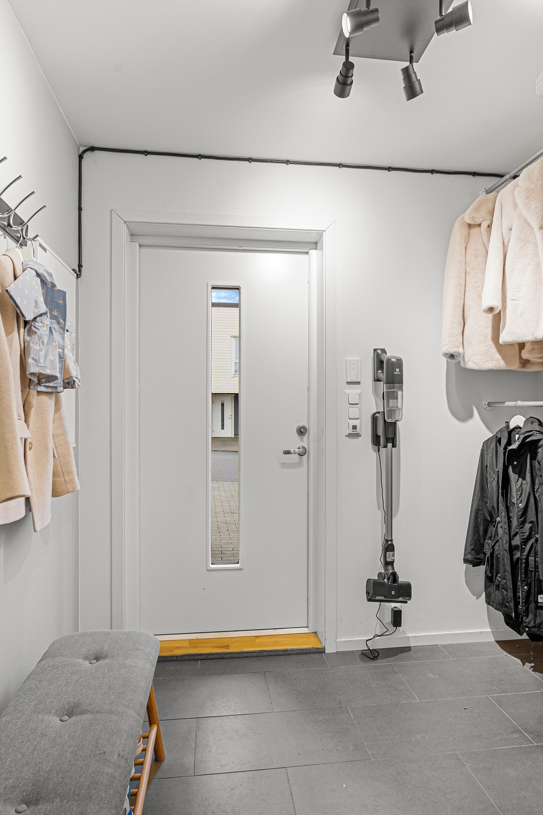 Velkommen inn til entré med flislagt gulv Galleribilde