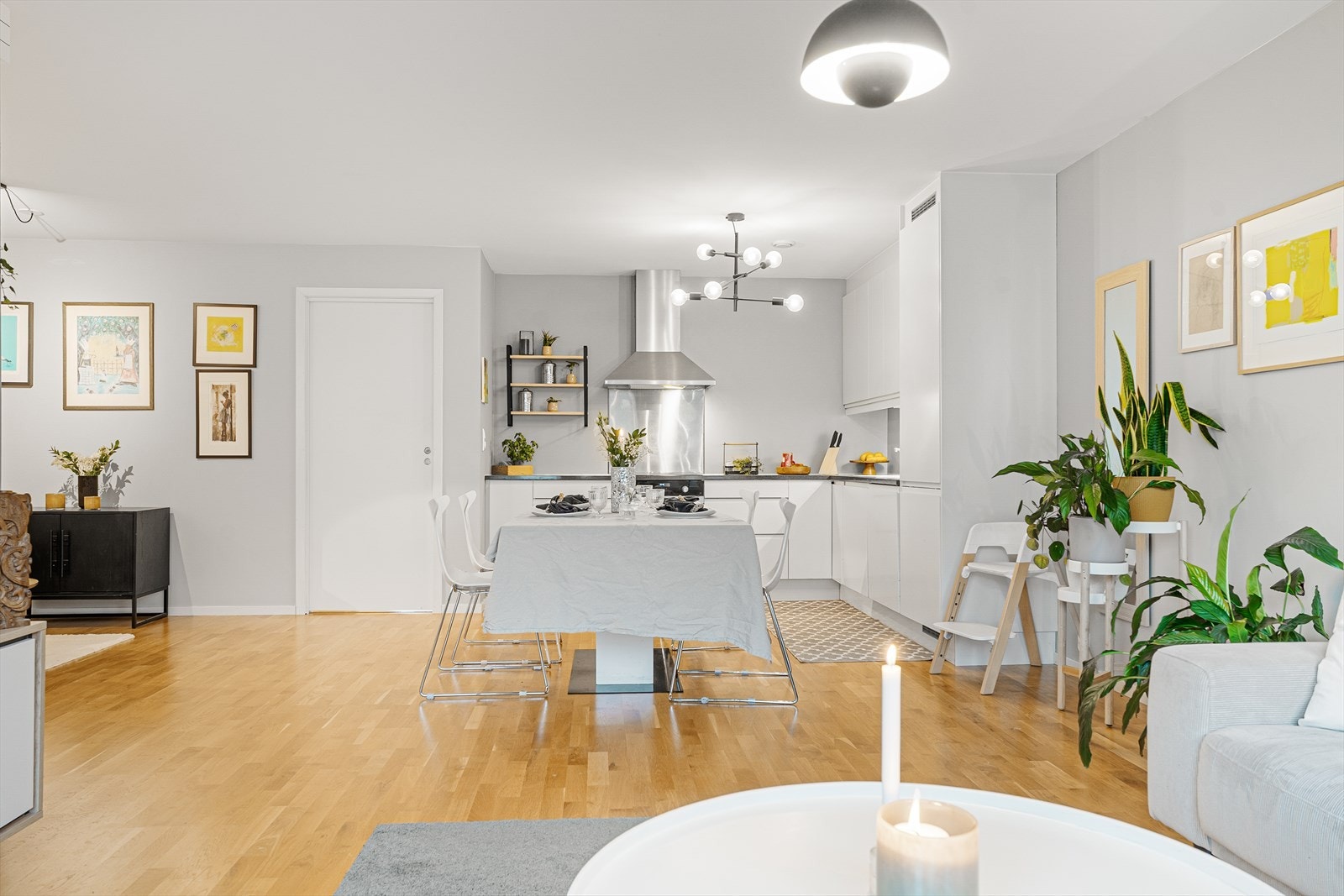 Lys og trivelig stue/kjøkken med god planløsning Galleribilde