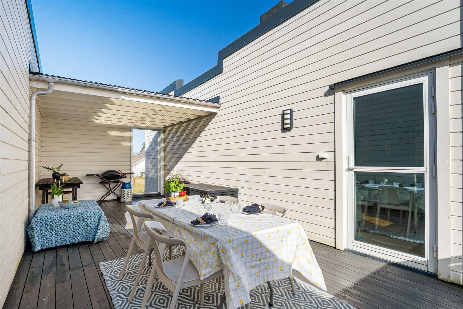 Lun og usjenert terrasse på hele 50 m2 Galleribilde