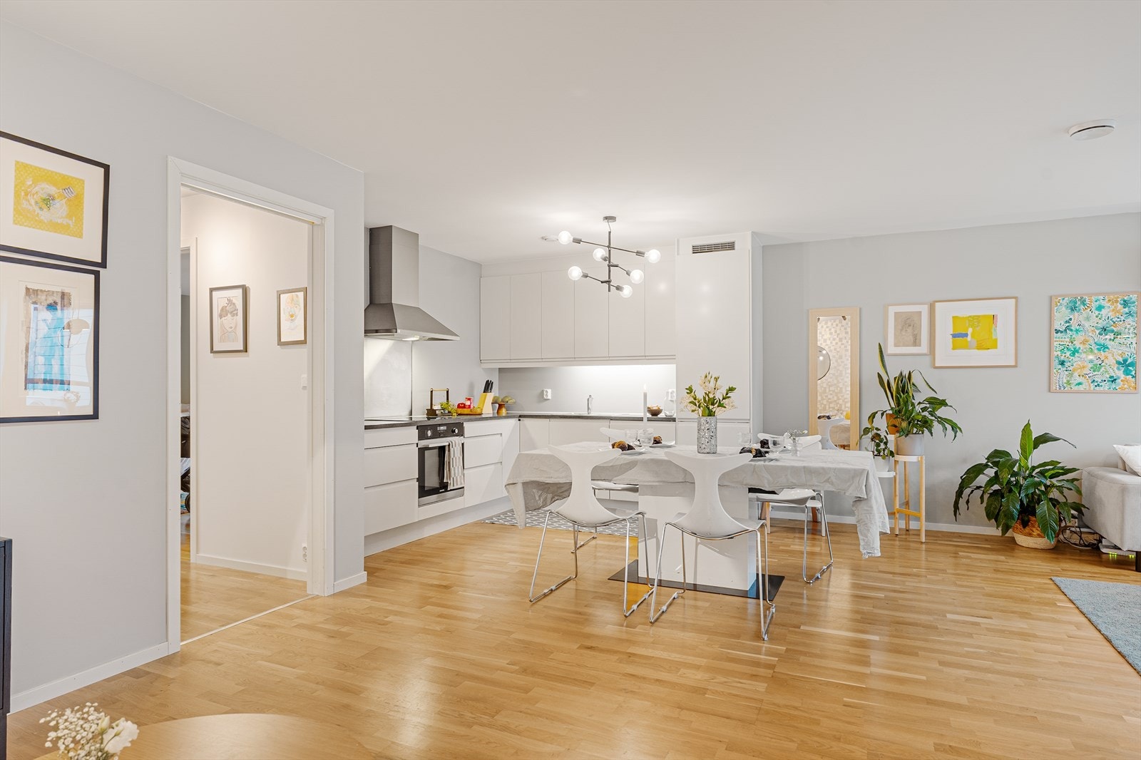 Boligen har familievennlig planløsning med tre soverom, to stuer, kjøkken og bod. Sportsbod og garasje ute. Galleribilde