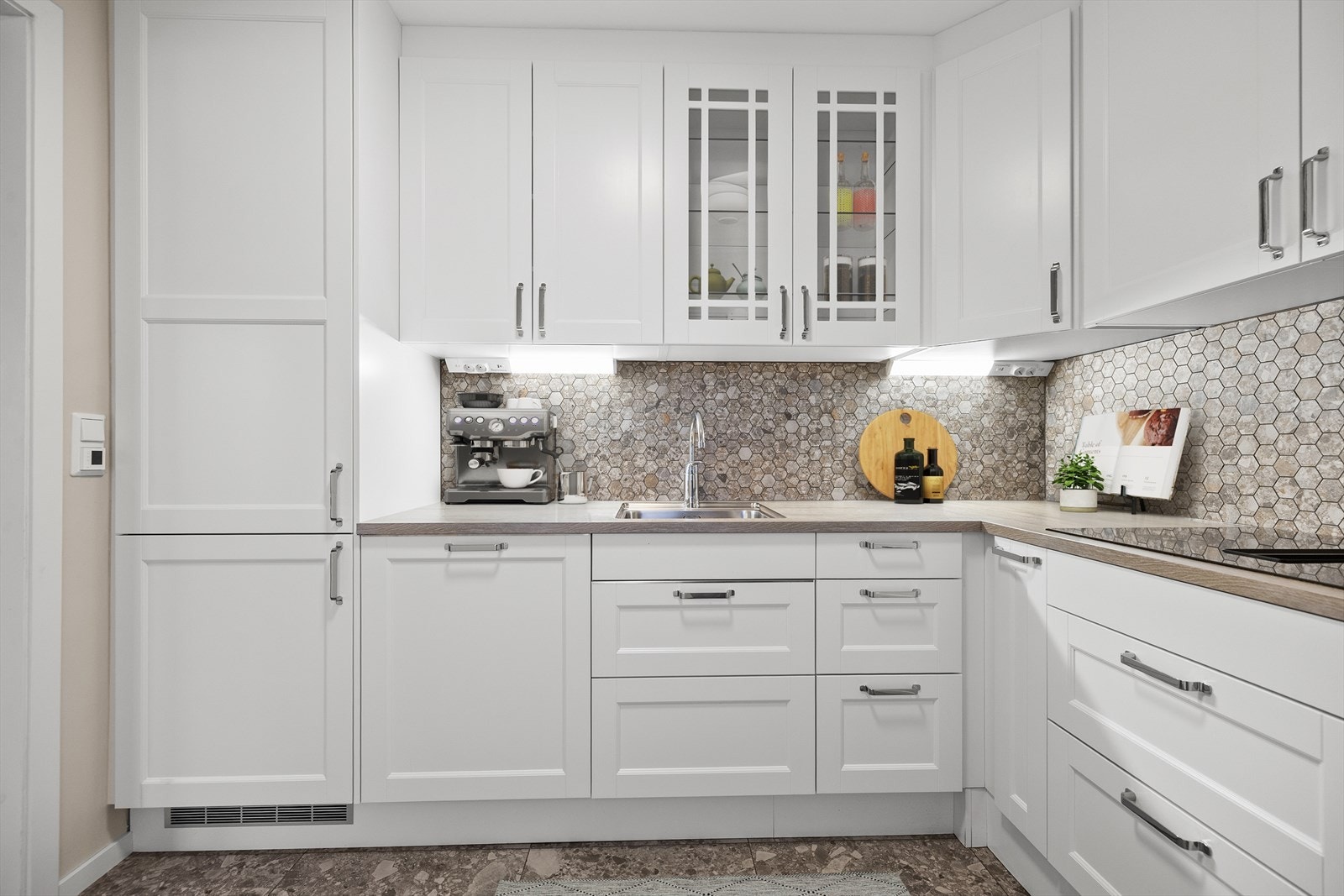 Nytt kjøkken i 2025. Integrert platetopp, komfyr, micro, oppvaskmaskin og kjøl/fryseskap Galleribilde