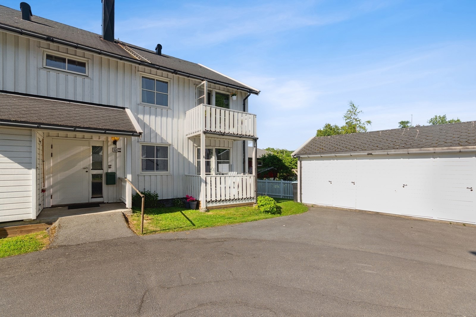 Leiligheten har også tilhørende bod i bodrekke, og egen parkeringsplass med elbillader. Galleribilde