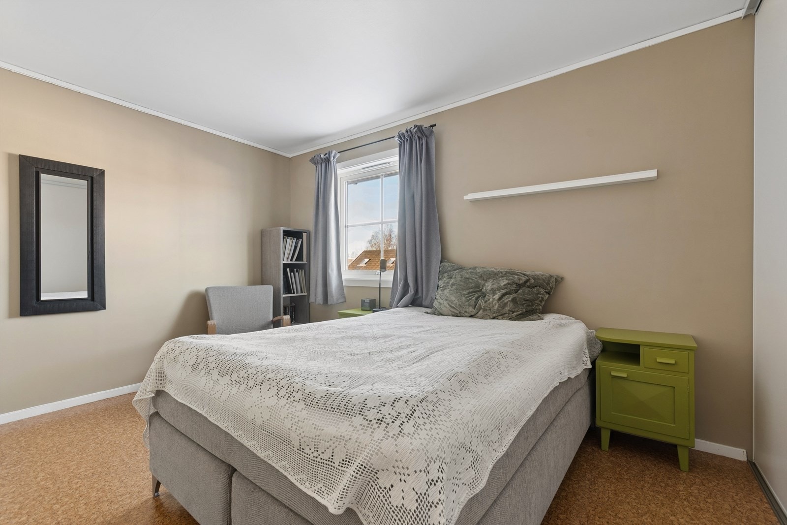 Hovedsoverommet er av god størrelse, med plass til dobbeltseng og tilhørende møblement, samt en større skyvedørsgarderobe. Galleribilde