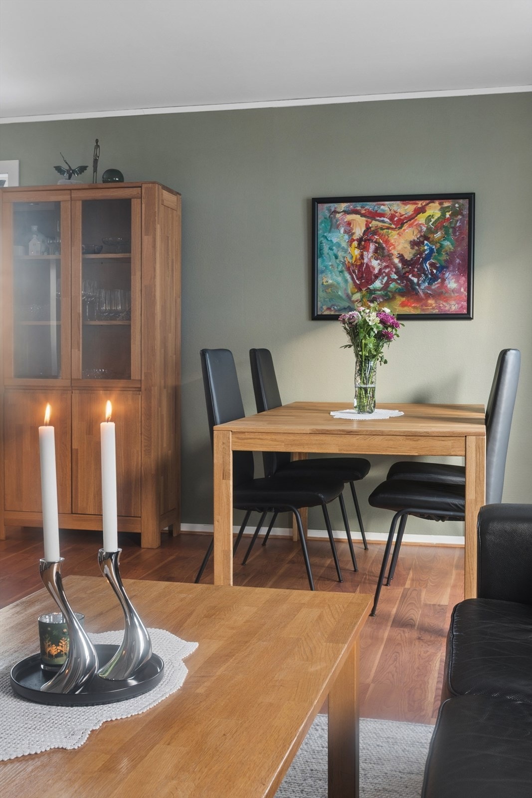 Spisestueglimt. Galleribilde