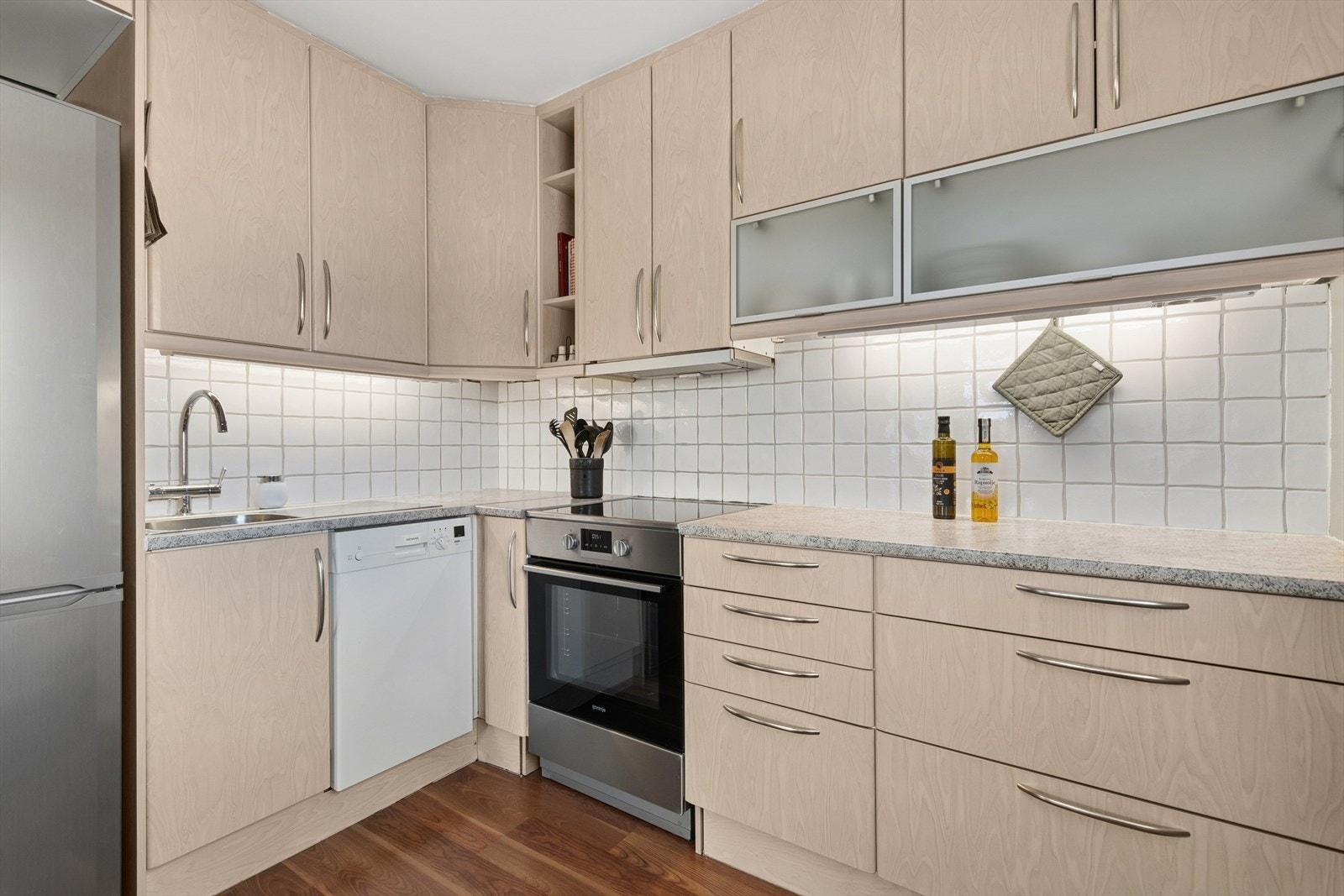 I forbindelse med renovering av baderommet i 2023 ble varmtvannsberederen tatt ut av kjøkkenet og flyttet til baderommet. Galleribilde