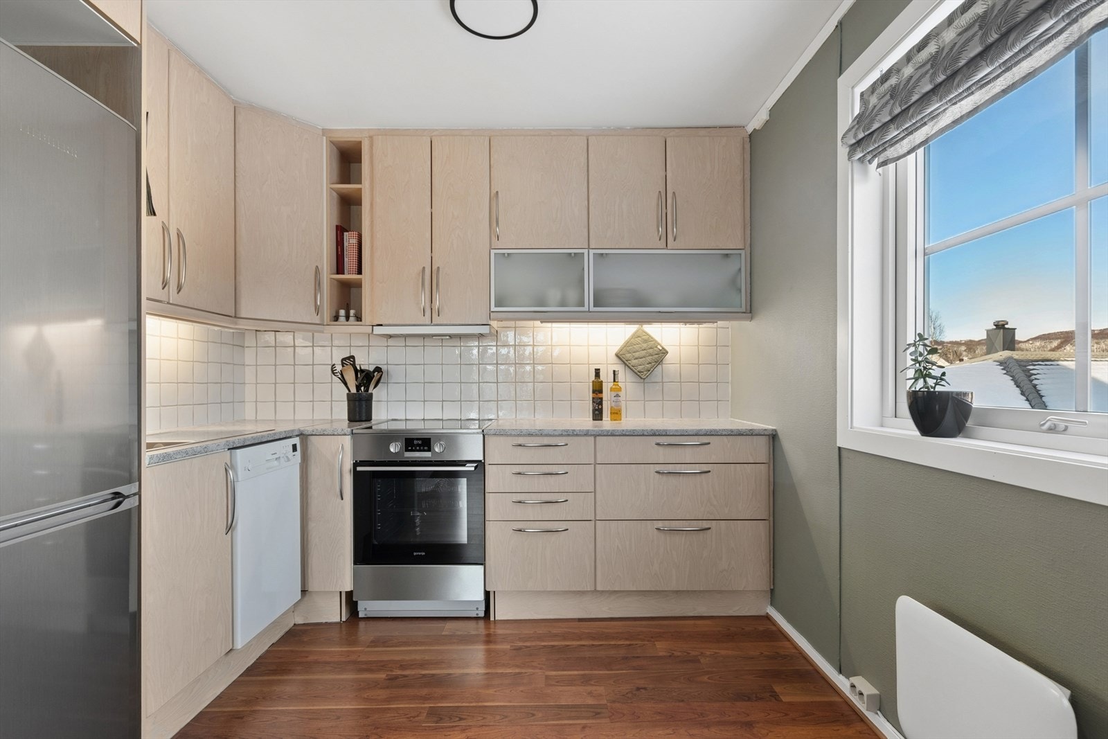 Kjøkkenet fremstår i god stand, og har fått tilstandsgrad 1 på alle punkter av takstmann. Galleribilde