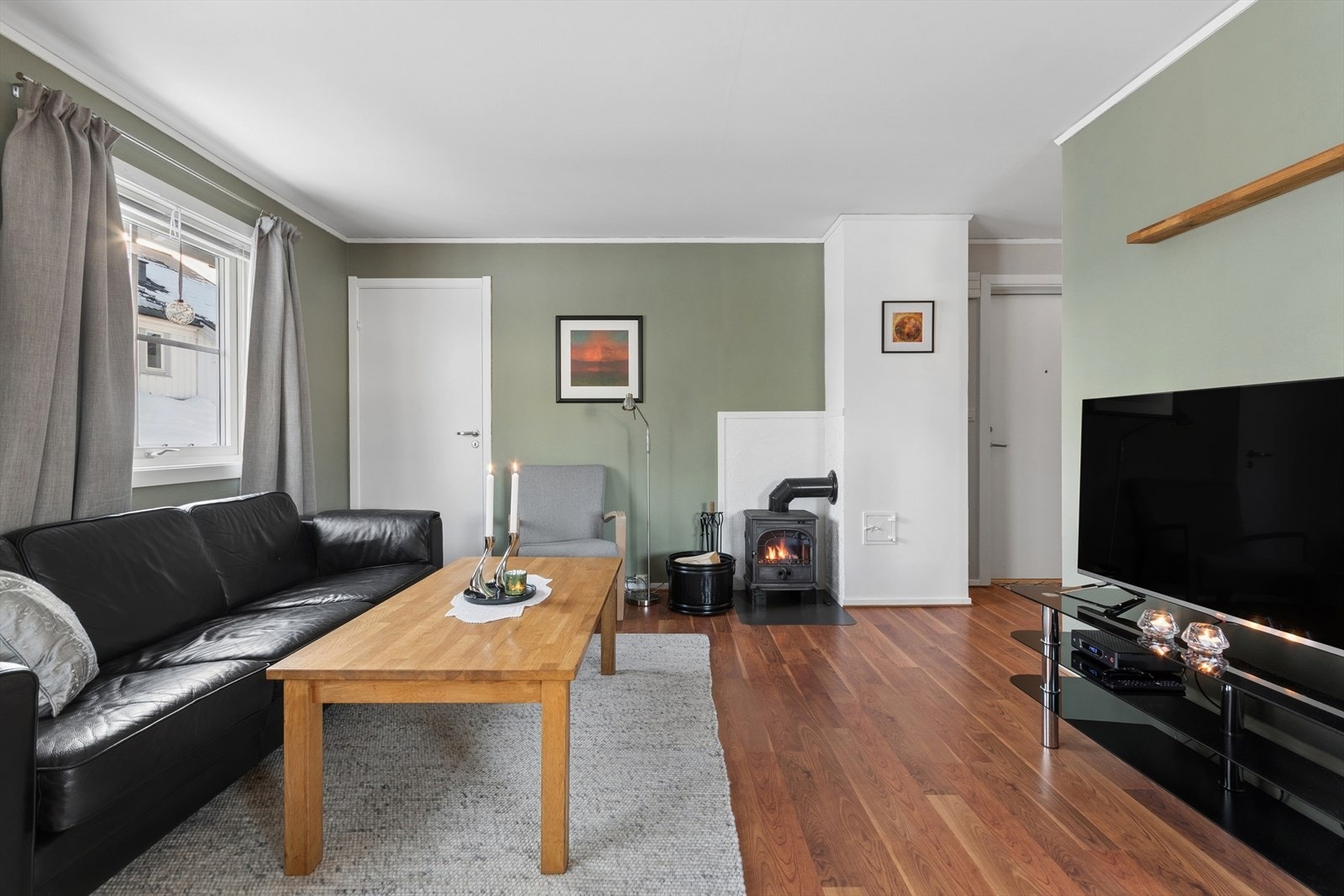 Boligen oppvarmes via vedfyring og elektrisk oppvarming. Galleribilde