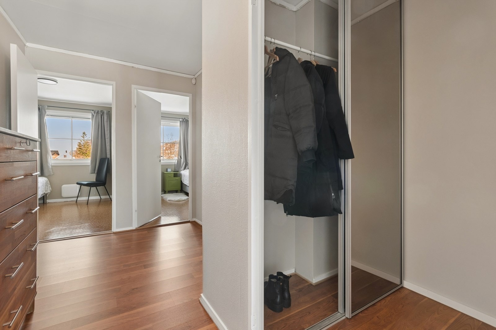 Garderoberommet har rikelig med lagringsplass for yttertøy og sko. Galleribilde
