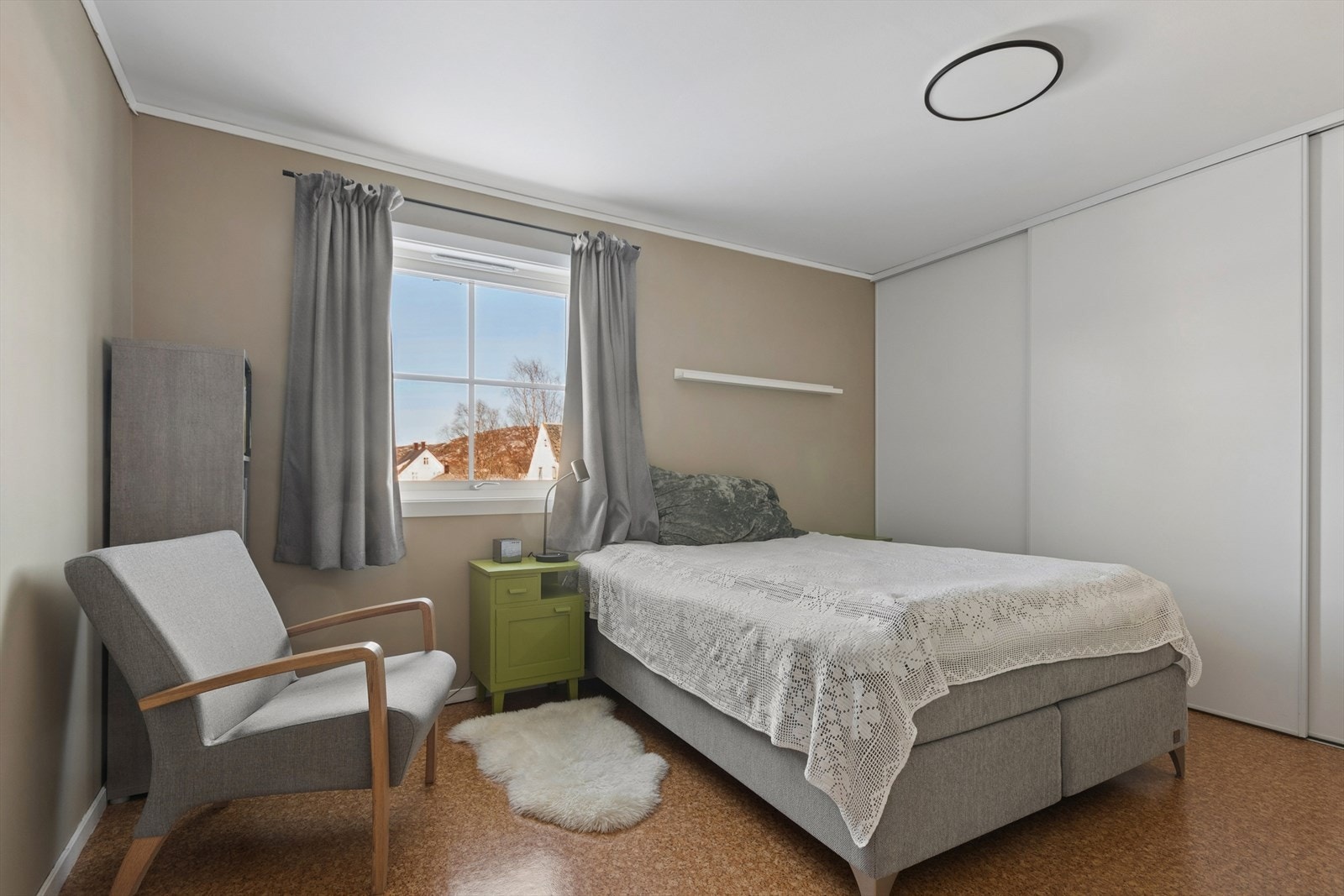 Leiligheten har gode oppbevaringsløsninger, med flere garderober, eget garderoberom i entré og både innvendig og utvendig bod. Galleribilde