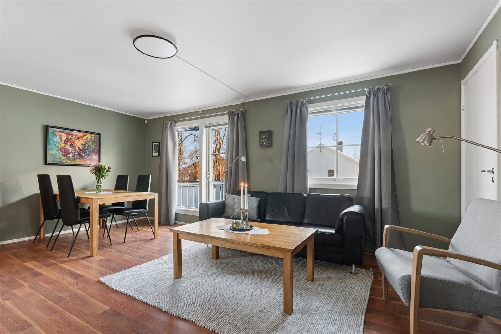 Stuen er i nyere tid oppmalt i en behagelig grønntone. Galleribilde