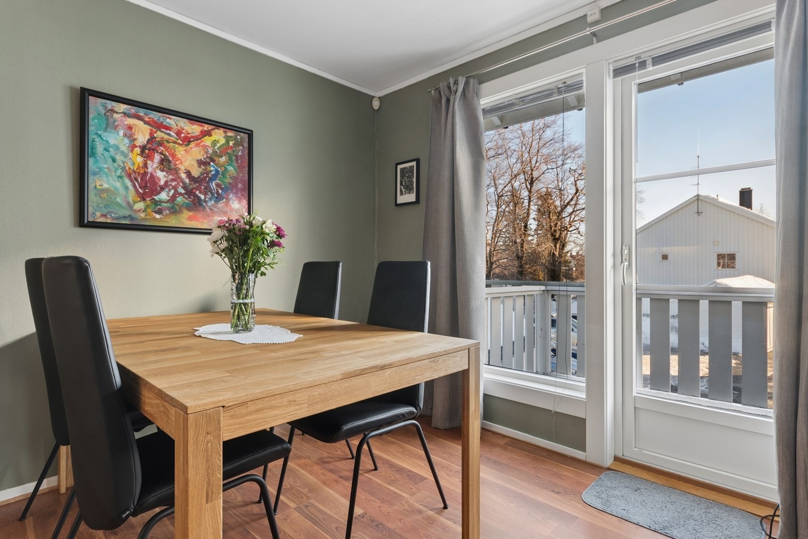 Stuerommet har flere store vindusflater som bader rommet i naturlig lysinnslipp og gir en luftig romfølelse. Galleribilde