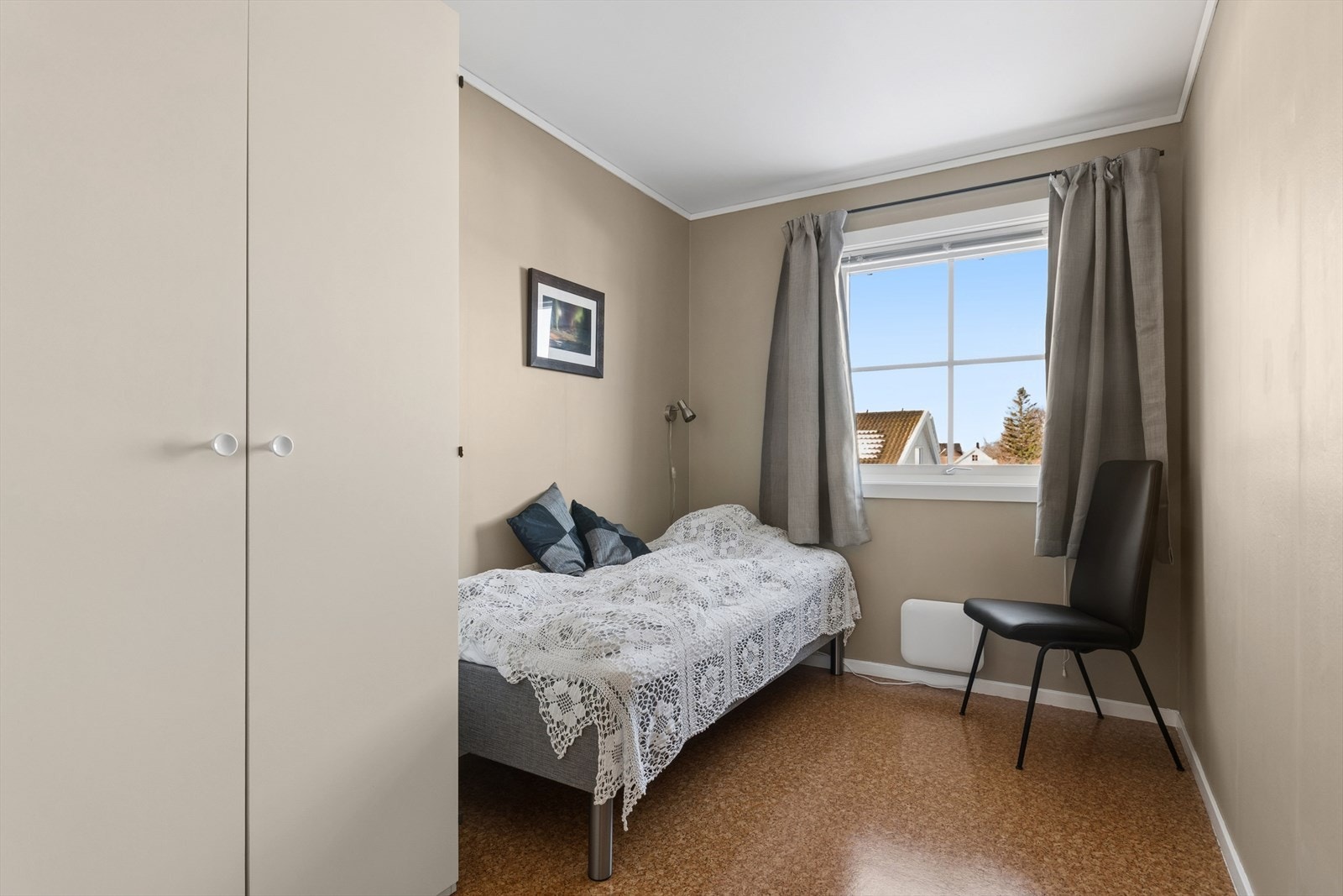 Det andre soverommet er også av god størrelse, fint egnet både som gjesterom, barnerom eller hjemmekontor. Galleribilde