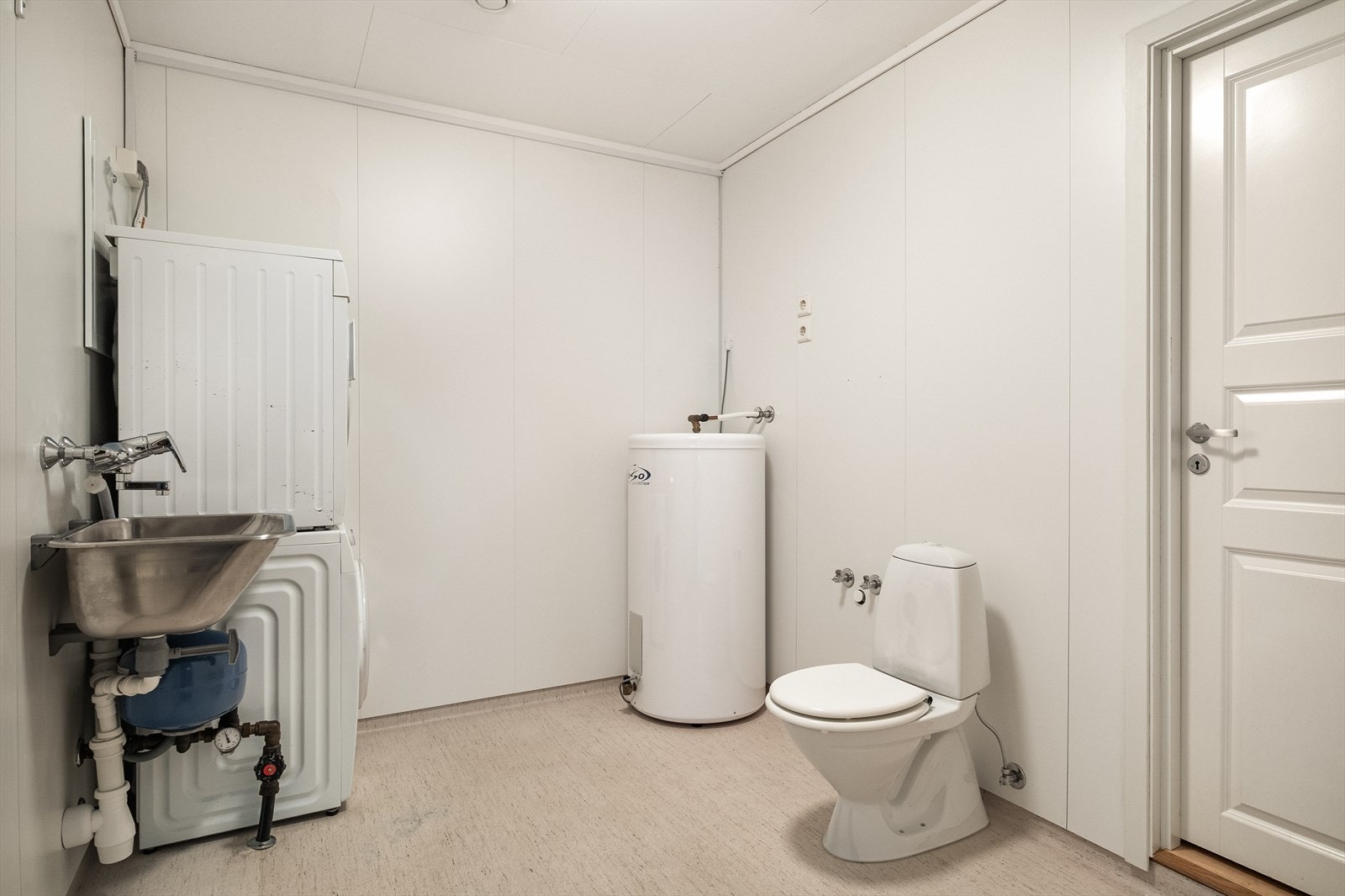 Vaskerom med toalett. Bod/teknisk rom i bakkant. Galleribilde