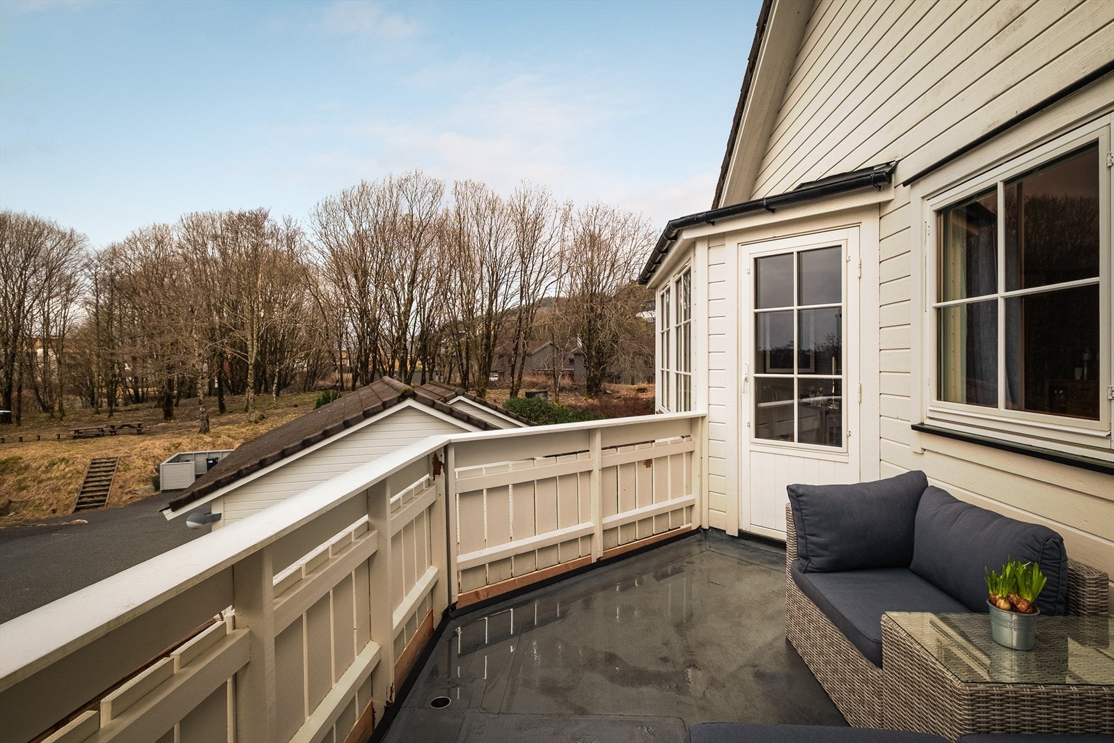 I bakgrunnen er det grøntareal med benker. Galleribilde