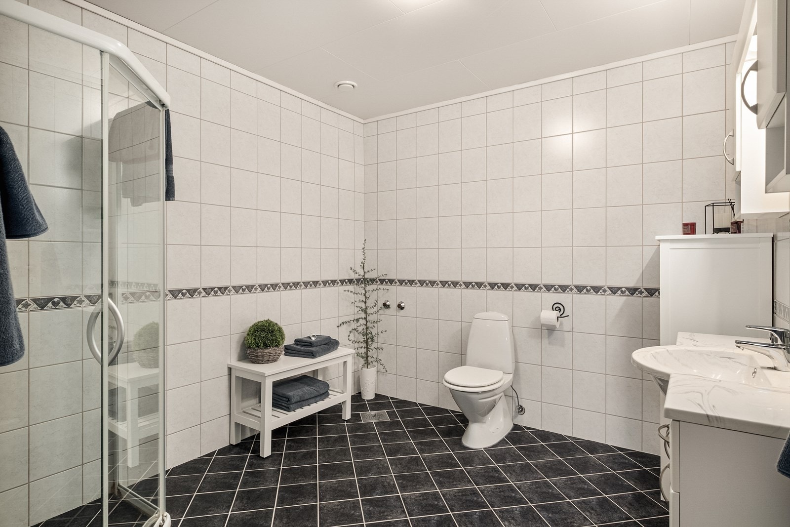 Helfliset bad med dusj og mulighet for badekar. Galleribilde