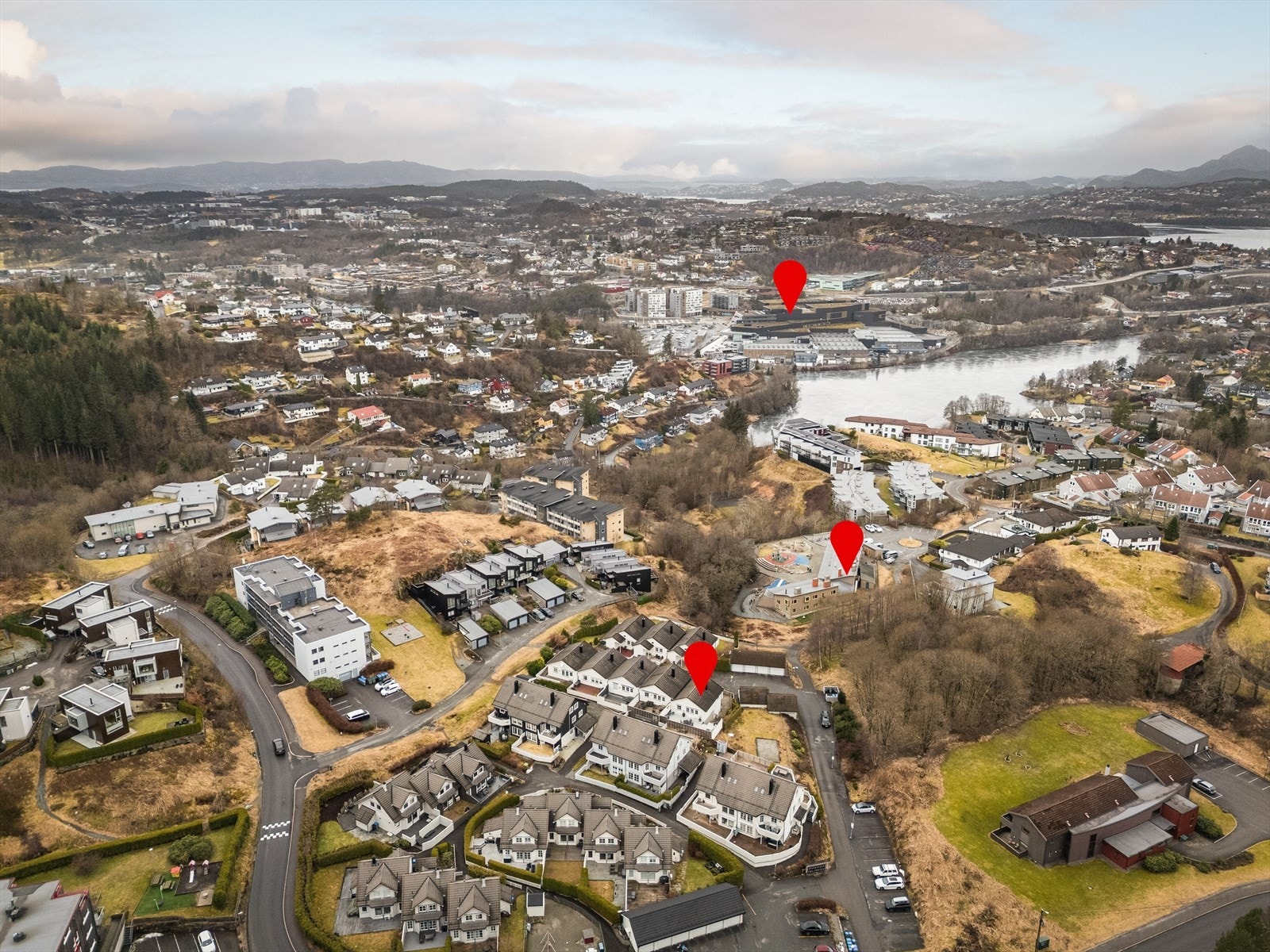 Fra boligen er det gangsti til barnehage og videre langs apeltunvannet til Lagunen storsenter med buss og bybane. Galleribilde