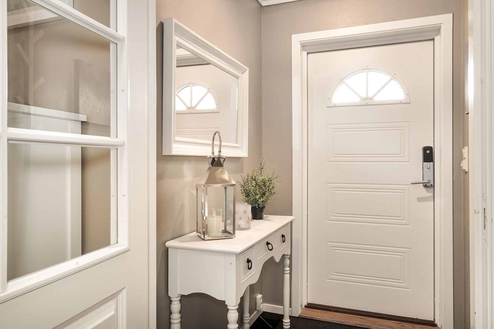 Entré/gang med fliser og varmekabler. Galleribilde