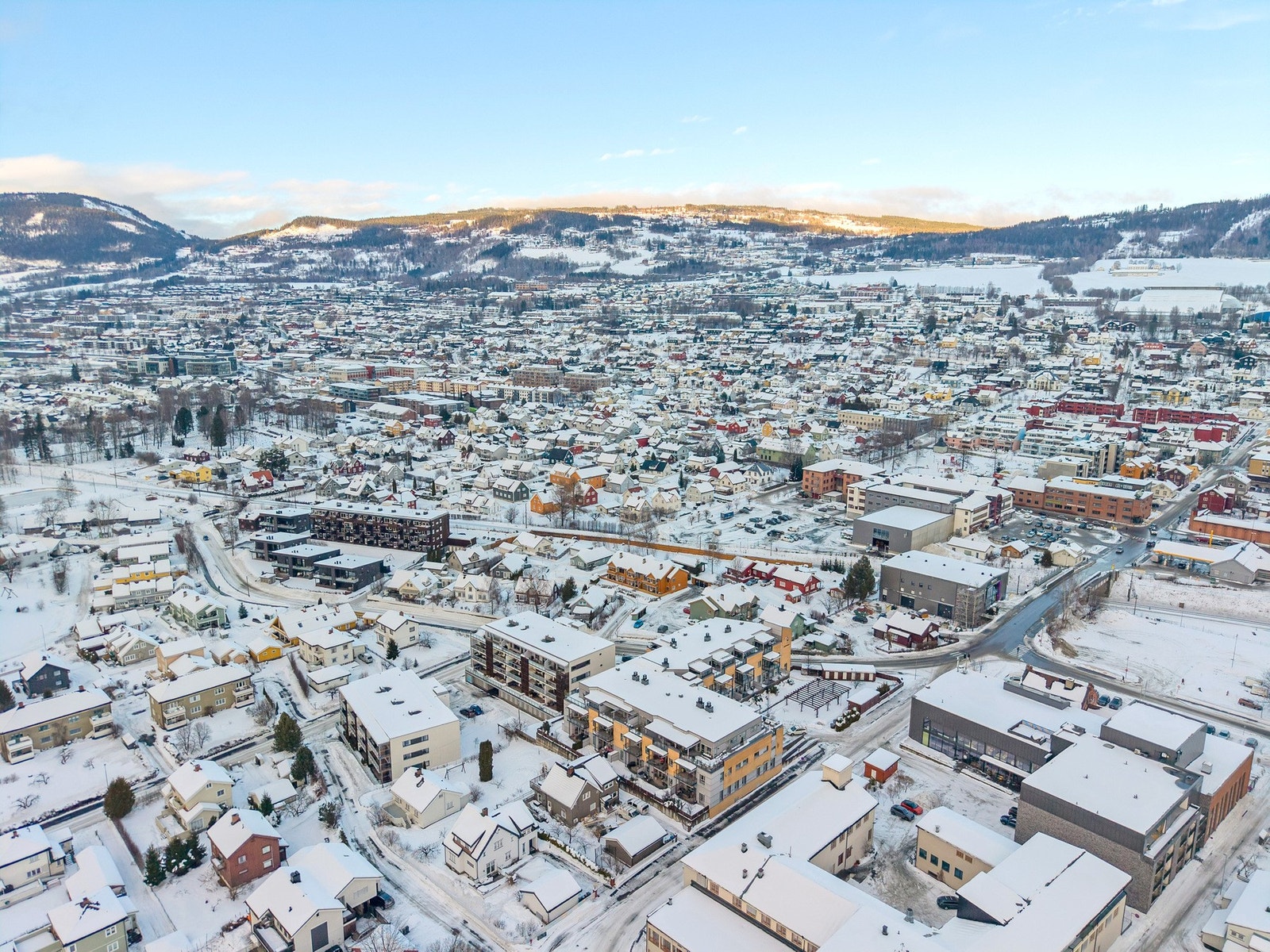 Oversiktsbilde over deler av nærområdet med kort vei til butikker, servicetilbud og kollektivtransport. Galleribilde