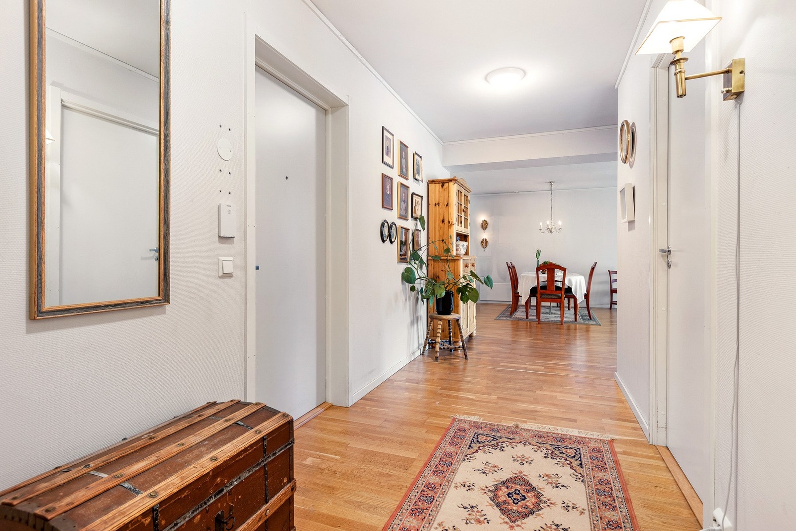 Innbydende gang med god romfølelse og naturlig overgang mot øvrige oppholdsrom. Galleribilde