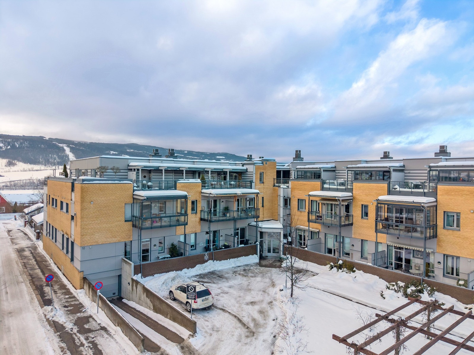 Oversiktsbilde av moderne boligkompleks med solrike balkonger og sentral beliggenhet. Galleribilde