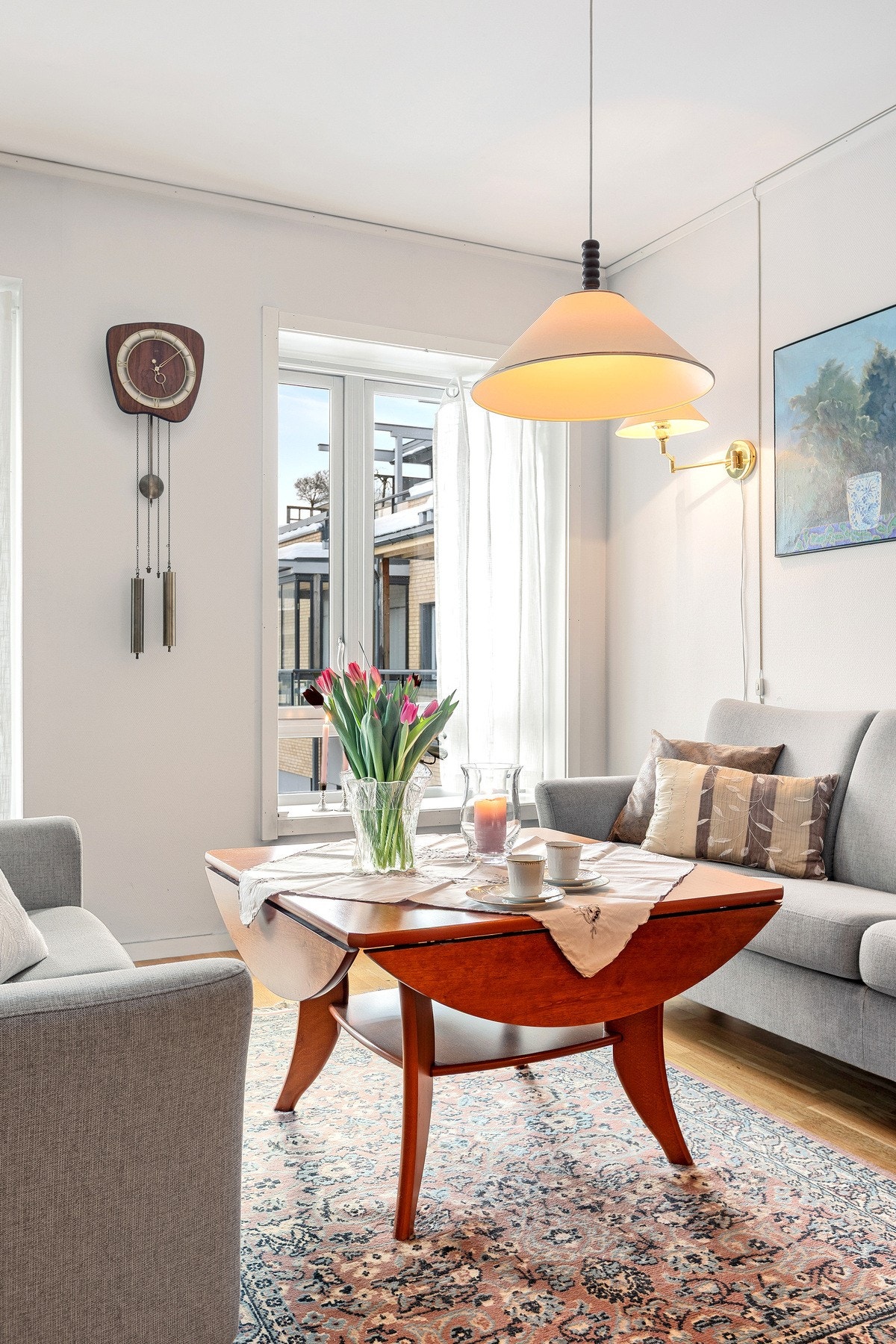 Sofasone med store vinduer som gir rikelig med naturlig lys og fin utsikt. Galleribilde