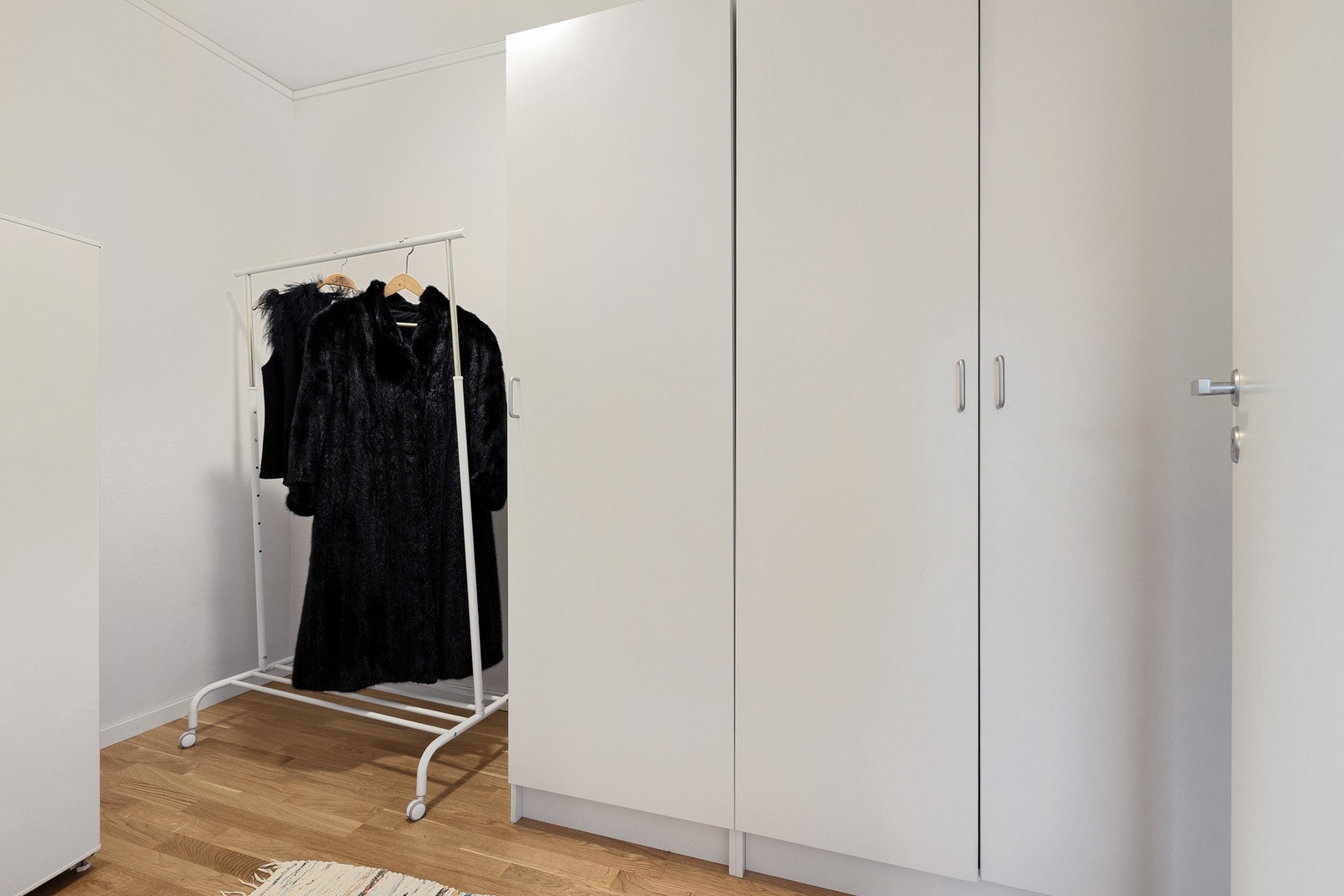 Praktisk garderoberom med god plass for oppbevaring. Galleribilde