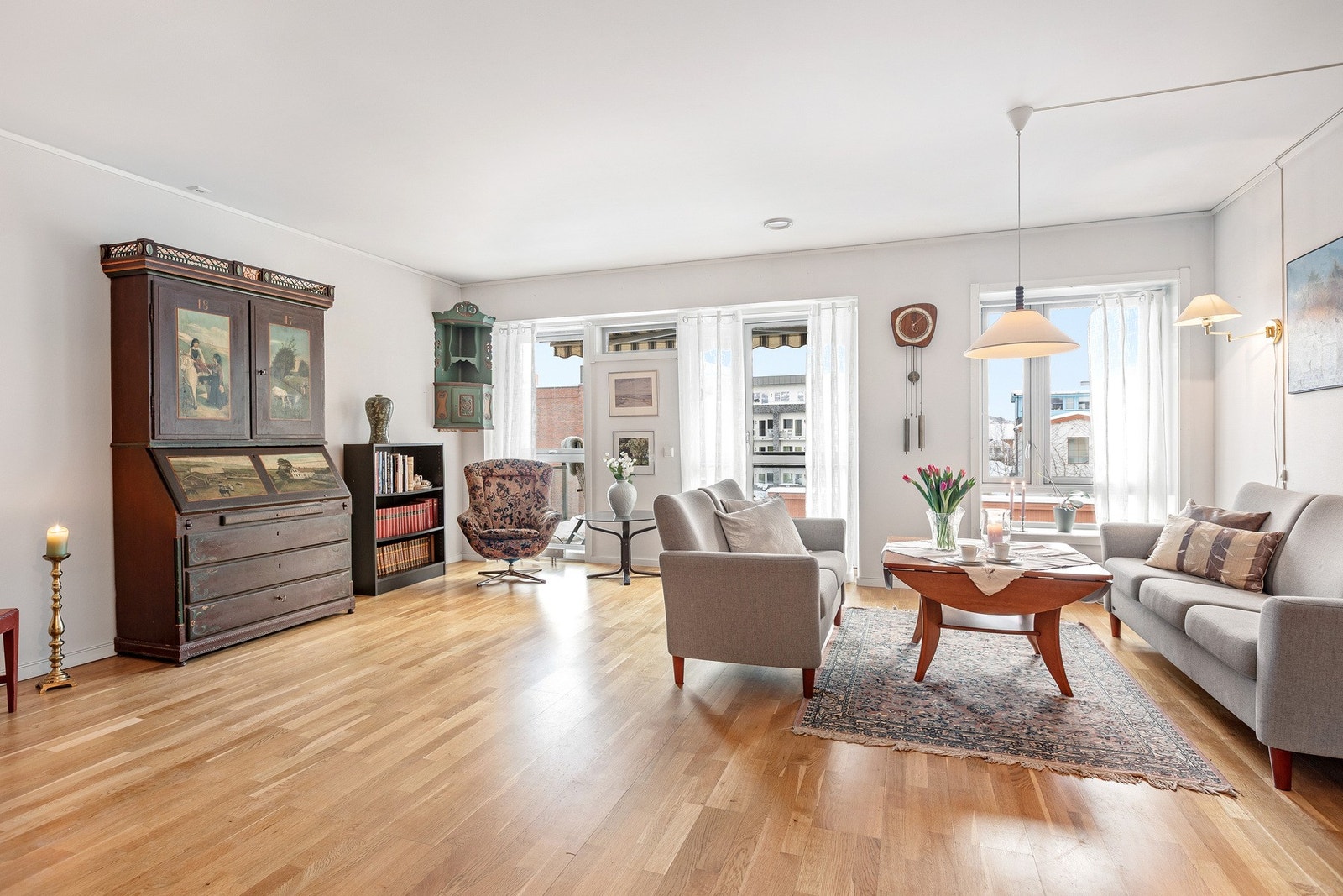 Luftig stue med store vindusflater, parkettgulv og flere møbleringsmuligheter. Galleribilde