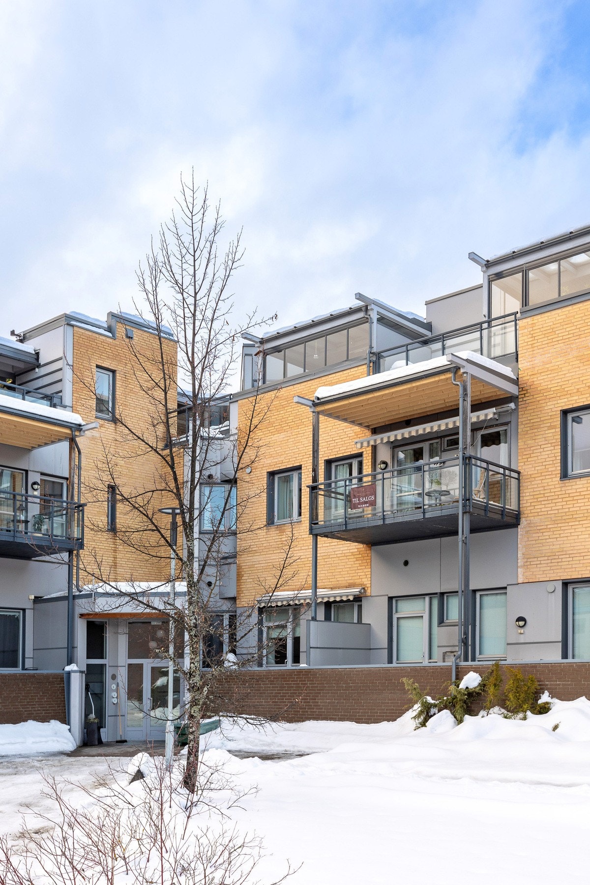 Attraktivt boligmiljø med flere balkonger og gjennomført arkitektur. Galleribilde