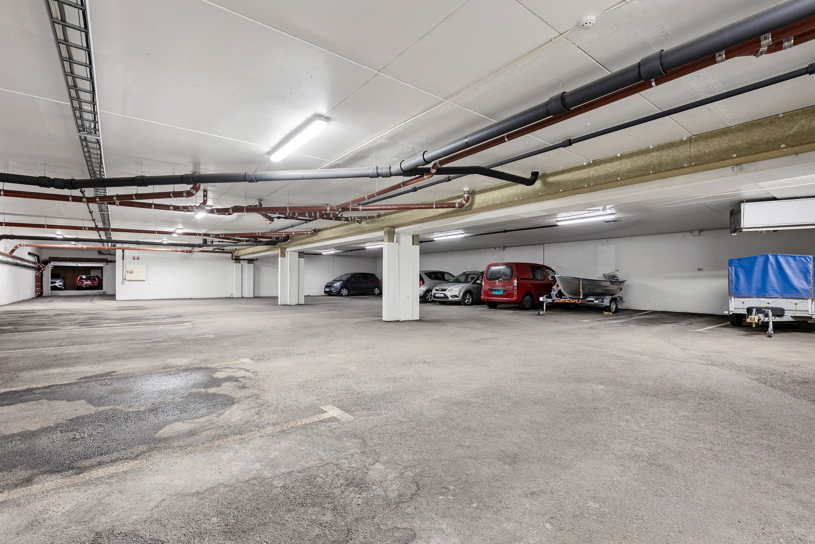 Oversiktlig parkeringskjeller med gode manøvreringsforhold og romslige plasser. Galleribilde