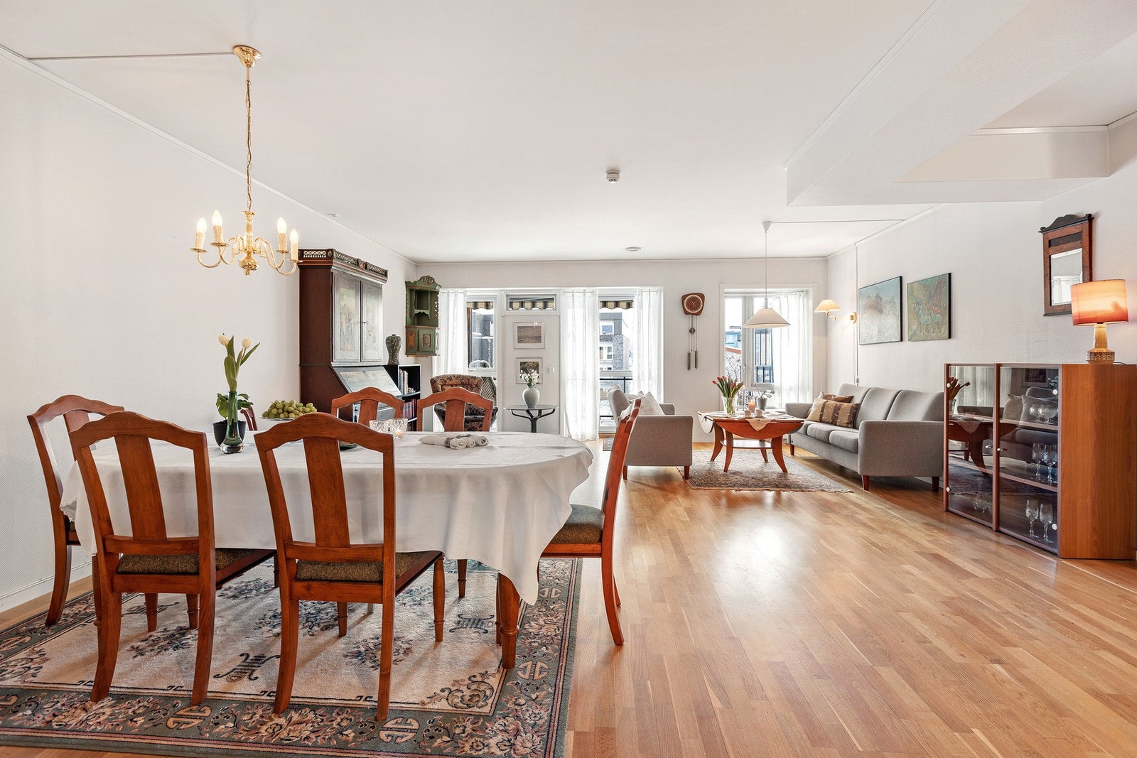 Romslig og lys stue med god plass til både spisegruppe og sofakrok i åpen løsning. Galleribilde